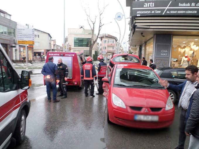 Otomobilde sıkışan kadını itfaiye ekipleri kurtardı