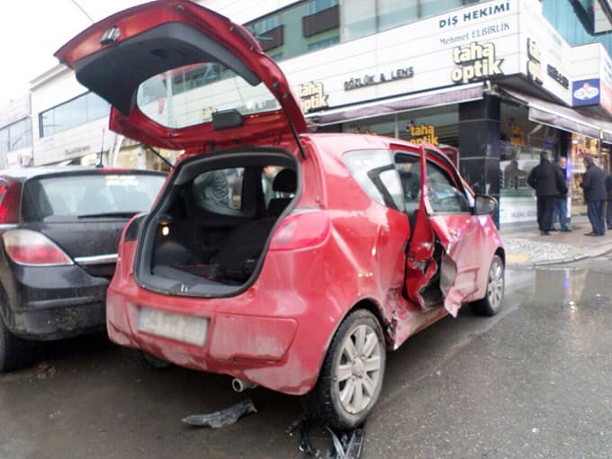 Otomobilde sıkışan kadını itfaiye ekipleri kurtardı