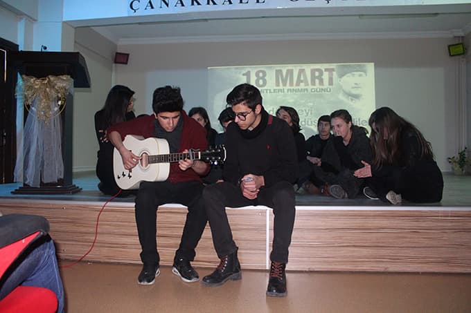 Gençlerden Duygu Dolu Anma Programı