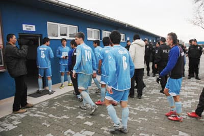 Futbola Yine Kavga Karıştı: 3 Yaralı