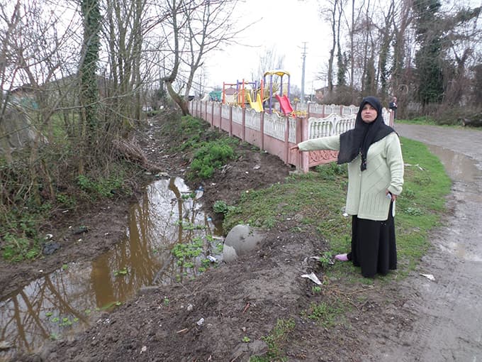 Lağım kanalının yanında çocuk parkı
