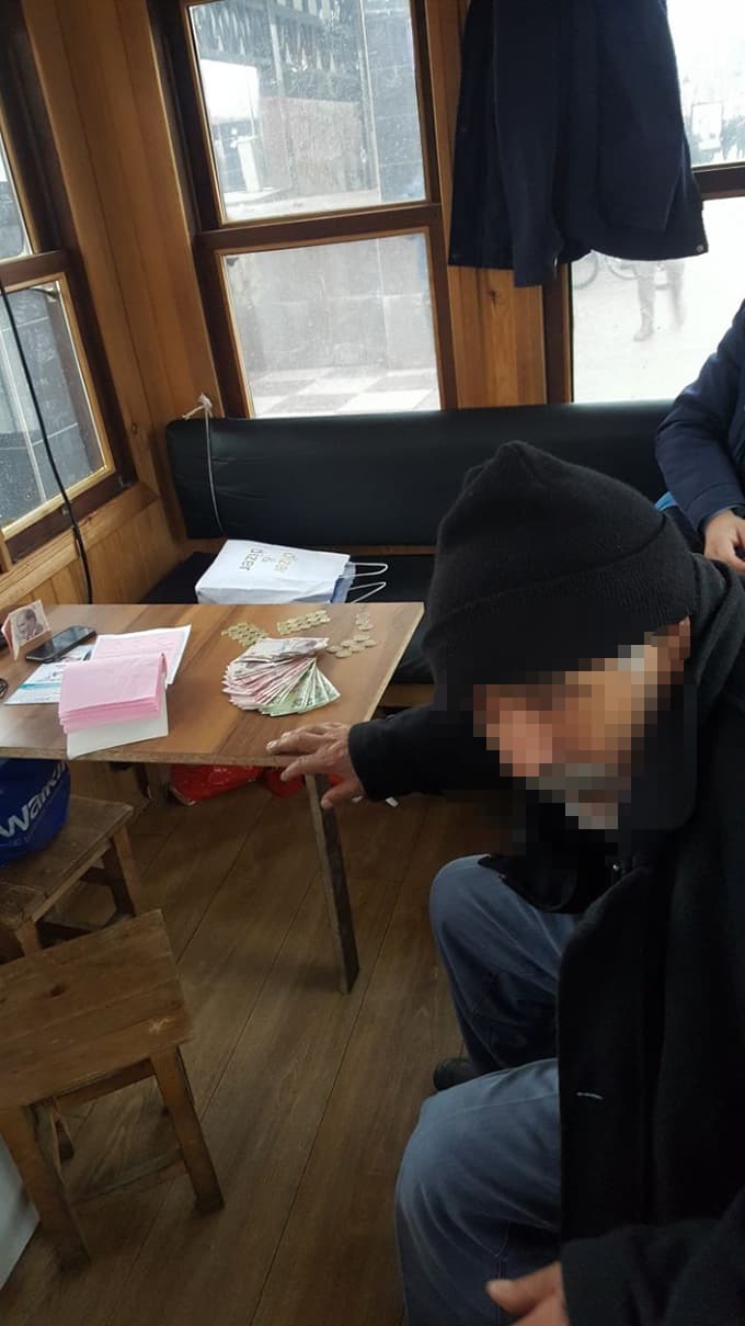 Dilenen yaşlı adama müdahale edildi