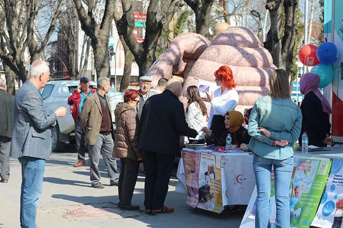 Dev maketle kansere dikkat çektiler