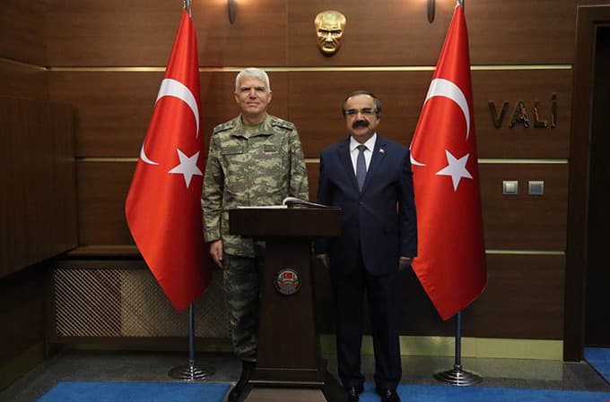 Komutanlar Vali Coş'u ziyaret etti
