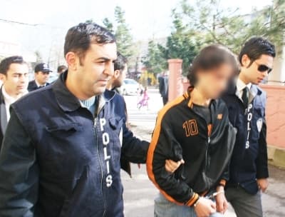 <p><font face="arial,helvetica,sans-serif" size="2"><font color="#333399">'Bomba s&uuml;s&uuml; vererek banka şubesinden gasp yapmak'</font> su&ccedil;lamasıyla tutuklanan zanlıyla ilgili olarak soruşturmayı y&uuml;r&uuml;ten cumhuriyet savcısı, iddianame ile ilgili hazırlıklarını s&uuml;rd&uuml;r&uuml;yor. Cumhuriyet savcısı soruşturma kapsamında, zanlıyı ruh sağlığının yerinde olup olmadığının tespiti i&ccedil;in Adli Tıp'a sevk edecek.</font></p>