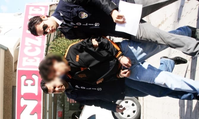 <font face="arial,helvetica,sans-serif" size="2"><strong>OLAY</strong></font> <p><br /><font face="arial,helvetica,sans-serif" size="2">Adapazarı'nda Akbank'ın Bulvar Şubesi'nde ge&ccedil;en ay meydana gelen olayda E.E., &uuml;zerinde bomba s&uuml;s&uuml; verilmiş d&uuml;zenekle banka şubesine girmişti. İşlem numarası alan zanlı, sıra kendisine geldiğinde banka g&ouml;revlisi bayana, <font color="#333399">'İşsizim. &Ccedil;ok borcum var. &Uuml;zerimde bomba var, eğer paraları poşete doldurmazsan patlatacağım'</font> yazılı bir mektup vermiş, g&ouml;revlinin<font color="#333399"> 'bomba var'</font> diye bağırması &uuml;zerine m&uuml;şteriler ve g&ouml;revliler bankadan ka&ccedil;mıştı. <br /><br />Soyguncu ise g&uuml;venlik g&ouml;revlisi tarafından i&ccedil;eri kitlenmişti. Bankadan aldığı 265 bin TL'yi poşete koyan zanlı, polisin &ccedil;alışmaları sonucu ikna edilerek g&ouml;zaltına alınmıştı. Zanlı, polisteki ifadesinde soygunu ailesinin 50 bin TL'lik borcu nedeniyle yapmaya &ccedil;alıştığını s&ouml;ylemişti. Soygun i&ccedil;in Ereğli'den Adapazarı'na geldiğini belirten zanlı, bomba d&uuml;zeneği yapmayı internetten &ouml;ğrendiğini ifade etmişti.<br /></font></p>