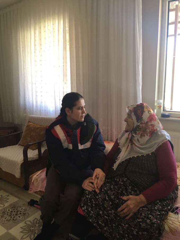 Evlatları gibi bağırlarına bastılar