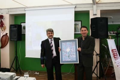 <font face="Arial" size="2">Sakarya Rehberlik ve Araştırma Merkezi M&uuml;d&uuml;r&uuml;, Psikolojik Danışman Yıldıray &Ccedil;amdeviren,&nbsp;programda &lsquo;&lsquo;<font color="#333399">&Uuml;st&uuml;n Yetenekli &Ouml;ğrencilerin Eğitimi&rsquo;&rsquo;</font> konulu konferans verdi. <br /><br />Bir&ccedil;ok Bilsemli annenin katıldığı kahvaltılı programda, anneler birbirleriyle bol bol sohbet ederek tanışma fırsatı buldular.&nbsp;Sakarya Bilsem Aile Birliği Başkanı Sibel Karakaya, Bilsemli Anneler Platformu olarak bu kahvaltılı programların periyodik olarak devam edeceğini belirtti.</font>