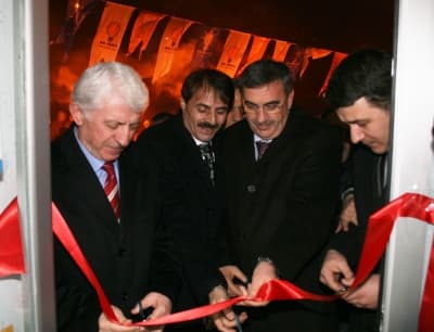 <font size="2"><font face="Arial"><strong><font color="#000000">B&ouml;lgenin G&ouml;zbebeği Bir İl&ccedil;e Meydana Getirdik</font></strong><br /><br />K&uuml;rs&uuml;ye tezah&uuml;ratlar eşliğinde gelen Zeki To&ccedil;oğlu ise, bu heyecanla se&ccedil;imlerden başarı ile &ccedil;ıkacaklarını s&ouml;yledi. Sakarya'yı &ccedil;ok daha g&uuml;zel noktalara taşıyacaklarını s&ouml;yleyen Zeki To&ccedil;oğlu, <font color="#333399">&quot;Serdivan'da birlikte iyi g&uuml;nlerimiz oldu, zor g&uuml;nlerimiz oldu. Ama 10 yılın sonunda kendini her a&ccedil;ıdan fark ettiren bir Serdivan ortaya &ccedil;ıktı. Daha d&uuml;n maaşlarını &ouml;deyemeyen, bor&ccedil;ları olan bir belediyeden, bug&uuml;n 80 bine yaklaşan n&uuml;fusu ile b&ouml;lgenin g&ouml;zbebeği bir il&ccedil;eyi beraberce meydana getirdik. İki d&ouml;nem burada belediye başkanlığı yaptık. Sizlere s&ouml;zler vermiştik. &Ccedil;ok ş&uuml;k&uuml;r verdiğimiz s&ouml;zlerin hi&ccedil;birisinin altında kalmadık. Bug&uuml;ne kadar Serdivan'ı Serdivan yaparken bizim hep yanımızda olan değerli başkanımız Aziz Duran'a da huzurlarınızda teşekk&uuml;r ediyorum. Aziz Bey'in Serdivan sevgisi bir başkadır. Siz de onu hep desteklediniz. İnşallah bundan sonra bayrağı değerli başkanımızdan devraldığımızda da bize de gerekli desteği g&ouml;stereceğinizden ş&uuml;phemiz yok. İnşallah &ouml;n&uuml;m&uuml;zdeki se&ccedil;imleri kazanıp bundan sonra b&uuml;y&uuml;kşehir belediye başkanı olarak sizlere hizmet edeceğiz. Serdivanıyla, Erenleriyle, Adapazarıyla ve sınırlarımız i&ccedil;erisindeki b&uuml;t&uuml;n il&ccedil;elerimizle Sakaryamızı &ccedil;ok daha g&uuml;zel noktalara taşıyacağız&quot;</font> diye konuştu.</font></font>