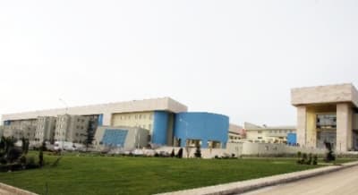 <p><font face="arial,helvetica,sans-serif" size="2">Sakarya Valisi H&uuml;seyin Atak, M&uuml;stakil Sanayici ve İş Adamları Derneği (M&Uuml;SİAD) Y&ouml;netim Kurulu Başkanı Necati Atalay ve y&ouml;netim kurulu &uuml;yelerinin ziyaretinde kamp&uuml;s ile ilgili bilgi verdi. Resmi Daireler Kamp&uuml;s&uuml;'n&uuml;n b&ouml;lgeye taşınmasıyla, şehrin b&uuml;y&uuml;mesi ve sağlam zemine doğru yayılmasına katkıda bulunacağını belirten vali Atak, <font color="#333399">&quot;B&ouml;ylelikle bu b&ouml;lge daha cazip hale gelecek.&quot;</font> dedi. </font></p><p><font face="arial,helvetica,sans-serif" size="2">Kendine ait &ouml;zel binası bulunmayan t&uuml;m kurumları buraya taşıyacaklarını ifade eden Atak, Adliye ve Bayındırlık dışında taşınması gereken kurumların taşınma işlemlerinin tamamlandığını vurguladı. Kamp&uuml;s&uuml;n şehirden uzak olduğu eleştirilerine de değinen Atak, il merkezinde oluşturulan d&ouml;rt yeni il&ccedil;e ile vatandaşın işlerinin buralardan g&ouml;r&uuml;lmesinnin sağlandığını ve kamp&uuml;se sık&ccedil;a gelme gereğinin ortadan kalktığını ifade etti. </font></p>