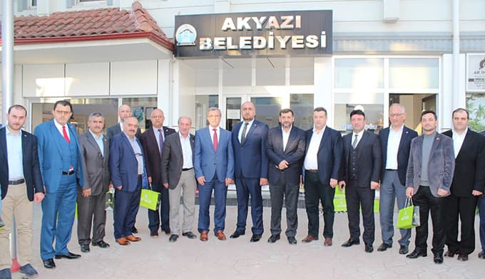 <font size="2">T&Uuml;MSİAD Heyeti ATSO &rsquo;da;<br />T&Uuml;MSİAD Heyeti Kaymakamlıktan  ayrıldıktan sonra Ticaret ve Sanayi Odasına ge&ccedil;ti. Oda Başkanı Şinasi  Bayraktar Ankara seyahatinde olduğu i&ccedil;in heyete Meclis Başkanı Muzaffer  Başer, Meclis &Uuml;yesi Soner Bayraktar ve Genel Sekreter Yal&ccedil;ın Kara&ccedil;ayır  ev sahipliği yaptı.<br />Tanışmanın ardından T&Uuml;MSİAD Sakarya Şube Başkanı  Ahmet &Ouml;lmez ziyaret ama&ccedil;larını Kaymakamlıkta olduğu gibi tanışmak ve  tanınmak i&ccedil;in olduğunu s&ouml;yledi ve yine Kaymakamlıkta belirttiği gibi  Genel Merkezimiz Akyazı&rsquo;da yatırım yapmak istiyor onun i&ccedil;in 100 dekar  arazinin temini i&ccedil;in sizlerden destek bekliyoruz dedi.<br />Ahmet &Ouml;lmez,  T&Uuml;MSİAD&rsquo;ın iyinin de iyisini yapma gibi bir hedefi olduğunu belirterek,  bizler g&uuml;zel yurdumuzun kalkınması, ekonomik g&uuml;&ccedil;l&uuml;kleri sağlıklı bir  şekilde aşılması i&ccedil;in &uuml;zerimize d&uuml;şen g&ouml;rev ne ise onu yapmaya hazırız  dedi<br />ATSO Meclis Başkanı Muzaffer Başer, Meclis &Uuml;yesi Soner Bayraktar  ve Genel Sekreter Yal&ccedil;ın Kara&ccedil;ayır&rsquo;da Oda olarak yaptıkları  &ccedil;alışmalardan s&ouml;z ettiler ve Akyazı&rsquo;da OSB ve Sera OSB kurulması ile  ilgili başlattıkları &ccedil; alışmaların hızlı bir şekilde s&uuml;rd&uuml;ğ&uuml;ne dikkat  &ccedil;ektiler yapılan ziyaretten duydukları memnuniyeti dile getirdiler.<br /><br />T&Uuml;MSİAD Heyeti Belediye&rsquo;de;<br />T&Uuml;MSİAD  Heyetinin son durağı Belediye oldu. Belediye Başkanı Hasan Akcan,  Başkan yardımcısı Mehmet &Ccedil;akmak ve AK Parti İl&ccedil;e Başkanı Fevzi Bora  misafirlerine ev sahipliği yaptılar.<br />Karşılıklı tanışanın ardından  konuşan T&Uuml;MSİAD Sakarya Şube Başkanı Ahmet &Ouml;lmez, Akyazı&rsquo;nın kendileri  i&ccedil;in &ouml;nemli bir İl&ccedil;e olduğunu, Genel Merkezlerinin talimatı ile yatırım  i&ccedil;in 100 dekar arazi istediklerini ve bu konuda destek beklediklerini  s&ouml;yledi ve biz M&Uuml;SİD olarak vatanımızı ve milletimizi seviyoruz ve  yatırımlarımızı da bu sevgi &uuml;zerine ger&ccedil;ekleştiriyoruz dedi.<br />Akyazı&rsquo;nın  &ouml;nemli bir potansiyele sahip İl&ccedil;e olduğunun da altını &ccedil;izen Akyazı&rsquo;da  EMSEY projesini hayata ge&ccedil;irmek i&ccedil;in &ccedil;alışmalarını s&uuml;rd&uuml;rd&uuml;klerini  s&ouml;yleyen Başkan &Ouml;lmez, el ele verirsek başaramayacağımız hi&ccedil; bir iş  olmaz dedi.<br />Başkan Akcan&rsquo;da yapılan ziyaretten duyduğu memnuniyeti  dile getirdi ve Belediye olarak iş başına geldikleri g&uuml;nden itibaren  bug&uuml;ne kadar yaptıkları ve kalan iki yıl i&ccedil;inde yapmak istedikleri ile  ilgili heyete bilgiler verdi.<br />Biz &ccedil;evremizi kirletmeyecek her t&uuml;rl&uuml;  yatırıma varız. Bu t&uuml;r yatırım yapmak isteyenlere kapımız ardına kadar  a&ccedil;ıktır diyen Başkan Akcan, Sanayi&rsquo;de y&uuml;zde 70 oranında doyuma  ulaştıklarını, ancak Turizm&rsquo;de hen&uuml;z istedikleri hedefe ulaşamadıklarını  s&ouml;yledi ve İl&ccedil;emiz sınırları i&ccedil;inde turizm tesisleri yapılabilecek o  kadar &ccedil;ok bakir yerlerimiz var ki, bunları değerlendirmek ve İl&ccedil;emizi  sanayisi, tarımı ve turizmi ile tanınan bir il&ccedil;e konumuna getirmek  istiyoruz. Bu konuda siz değerli iş adamlarımızı İl&ccedil;emize yatırım  yapmaya davet ediyoruz dedi.<br />Yahyalı merasından ve Seyfeler  Mahallesinden Kuzuluk istikametine doğru iki &ccedil;evre yolu yapılmasının da  zorunlu olduğunu anlatan iş adamı Erdin&ccedil; Bora, hem &ccedil;evre yolları hem de  otoyol &ccedil;ıkışları ile Akyazı &ccedil;ok kısa s&uuml;rede b&uuml;y&uuml;yecek ve gelişecek  diyerek y&ouml;netenlere yol g&ouml;stermiş oldu.<br />Hazırladığı projesinde  Kuzuluk Mahallesinde bulunan Aksartepe&rsquo;ye 70 metre y&uuml;ksekliğinde ve  oturanların anlayamayacağı oranda d&ouml;nen bir kule yapılması, 4 bin metre  kare kapalı alanda i&ccedil;inde yıldızı bol otel, lokanta ve insanları  cezbedecek &ccedil;eşitli işletmeler ve mesire alanları olduğunu ve yine aynı  projede Aksertepe&rsquo;nin hemen karşısında bulunan Keremali dağı ile  teleferikle bağlantı kurulabileceğini s&ouml;yleyen iş adamı Erdin&ccedil; Bora, bu  yatırımı yapacak bir yatırımcının da olduğunu s&ouml;yleyerek konuşmasını  tamamladı.<br /><br /><br /></font>