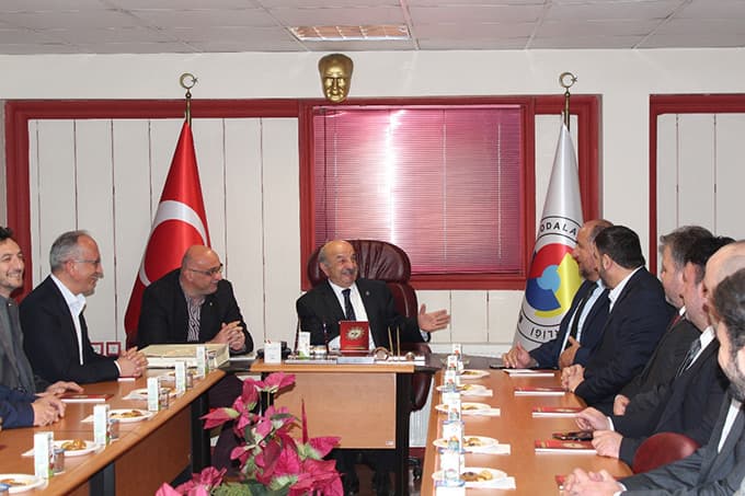 <font size="2">Y&ouml;netim Toplantısı;<br />T&Uuml;MSİAD Heyeti ziyaretlerin ardından Akyazı protokol&uuml;ne K&ouml;fteci TurgayTesislerinde bir akşam yemeği verdi.<br />Yemekte Akyazı belediye Başkanı Hasan Akcan İl&ccedil;e ve Kaymakamı &Ouml;mer Kalaylı birer konuşma yaptılar. <br />Konuşmalarda  yatırım i&ccedil;in gelen T&Uuml;MSİAD Y&ouml;netimine yer tahsisi konusunda Akyazı  Belediye ve Kaymakamlık yapılacak olan bacasız sanayi i&ccedil;in hazır  olduklarını dile getirerek T&Uuml;MSİAD Y&ouml;netimine teşekk&uuml;r ettiler. T&Uuml;MSİAD  Sakarya Şubesi Başkanı Ahmet &Ouml;lmez Akyazı&rsquo;da g&ouml;rd&uuml;ğ&uuml;m&uuml;z yakın ilgi ve  alaka bizleri memnun etti inanıyorum ki Akyazı&rsquo;ya gerekli yatırımları en  kısa zamanda başlatacağız &ldquo;dedi. <br /><br />K&ouml;fteci Turgay'da d&uuml;zenlenen  Toplantıya; T&Uuml;MSİAD y&ouml;netim kurulu toplantısına, Akyazı Kaymakamı &Ouml;mer  Alaylı, AK Parti İl&ccedil;e Başkanı Feyzi Bora, Belediye Başkanı Hasan Ak&ccedil;an,  T&Uuml;MSİAD Başkanı Ahmet &Ouml;lmez, Semerkand Sakarya Vakıf Başkanı Erdin&ccedil;  Bora, Ticaret Borsası Başkanı Şener Bayraktar, ATSO Meclis &Uuml;yesi Soner  Bayraktar, ATSO Genel Sekreteri Yal&ccedil;ın Kara&ccedil;ayır, Esnaf Kefalet  Kooperatif Başkanı Ahmet Durmuş, Vakıf Başkanı İlyas D&uuml;zcan, İş adamı  Hakan Baykal, T&Uuml;MSİAD Başkan Yardımcıları Oktay Topaloğlu, Naim Yener,  Zekeriya Derman, Faruk Gedik, Y&ouml;netim Kurulu &Uuml;yeleri Ali &Ccedil;ilingir,  Nevzat Yetişircan, Yusuf &Ccedil;okal, Yunus Zor, Medet Muti, Sinan G&uuml;neş,  Fatih Boztepe, Ersin Medet, Şube Genel Sekreteri Ferhat Ateş, Gen&ccedil;  T&Uuml;MSİAD &Uuml;yeleri Cihan Okur ve Barış Tudu katıldı</font>