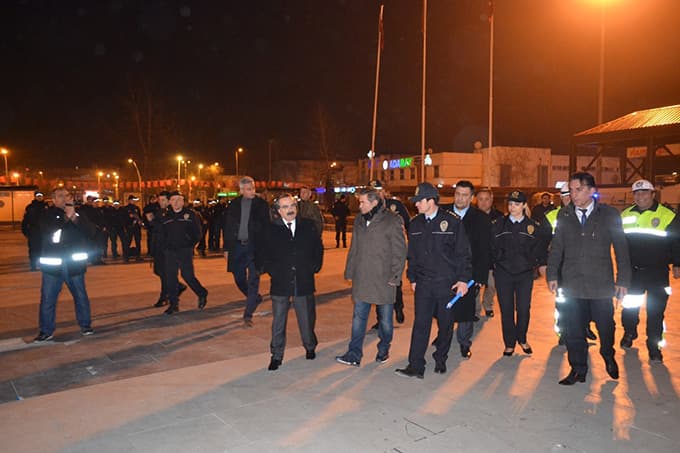 Gece yarısı bin polis Kent Meydanda toplandı