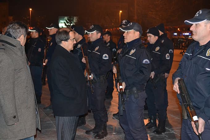 Gece yarısı bin polis Kent Meydanda toplandı