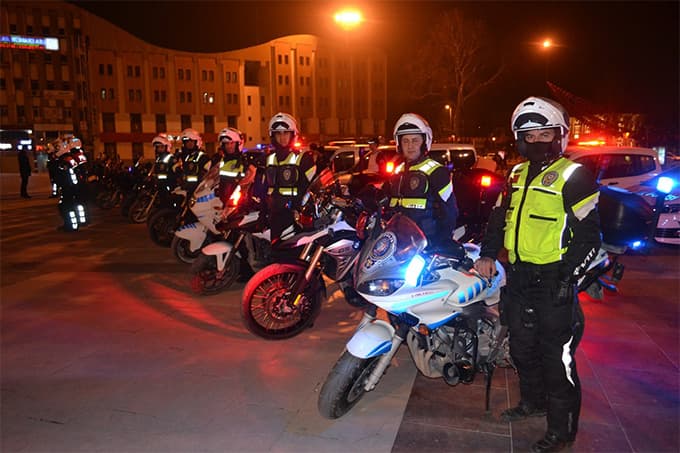 Gece yarısı bin polis Kent Meydanda toplandı
