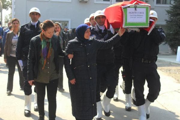 Kahramanlığıyla tanınan polis, kalbine yenik düştü
