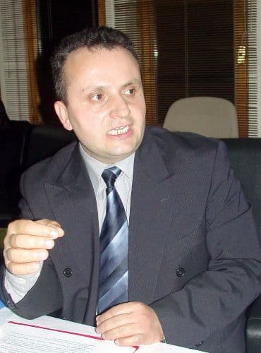 <p><font face="arial,helvetica,sans-serif" size="2"><strong>Adapazarı Belediyesi Halkın Sağlığını Hi&ccedil;e Sayıyor</strong><br /><br />Yıldız, merkez il&ccedil;e belediyesi olan Adapazarı Belediyesi'nin bir tane bile veteriner hekimi olmadığını belirterek, s&ouml;zlerini ş&ouml;yle s&uuml;rd&uuml;rd&uuml;: <font color="#333399">&quot;<strong>İnanılır gibi değil ama ger&ccedil;ek.</strong> Şehir merkezinden sorumlu olan bu belediyede veteriner hekim yok. &Ccedil;ok acı bir durum. Bu belediyenin insan ve &ccedil;evre sağlığını nasıl hi&ccedil;e saydığının bir g&ouml;stergesi. <strong>Şehir merkezinde sokak k&ouml;pekleri cirit adarken 'ni&ccedil;in veteriner hekiminiz yok, bu k&ouml;peklerin aşılarını ve kısırlaştırmasını kim yapacak' </strong>diye sorduğumuzda <strong>'veteriner hekime ihtiyacımız yok'</strong> şeklinde korkun&ccedil; bir cevap alıyoruz. <strong>B&ouml;yle bir y&ouml;netim anlayışı olur mu?</strong>&quot;</font></font></p><p><font face="arial,helvetica,sans-serif" size="2">Adapazarı Belediyesi Zabıta M&uuml;d&uuml;r&uuml; İsmet Akdeniz, belediyede veteriner hekim olmadığını doğruladı. Akdeniz, 2009 yılı i&ccedil;in bir veteriner hekim istihdamı yapılmasının planlandığını kaydetti. </font></p>