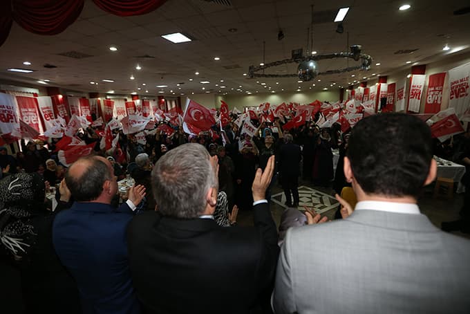 <font face="arial,helvetica,sans-serif" size="2"><strong>Yarınlarımız i&ccedil;in evet</strong><br /><br />Akyazı&rsquo;nın  her zaman olduğu gibi farkını g&ouml;sterdiğini s&ouml;yleyen Başkan Zeki  To&ccedil;oğlu, &ldquo;Bu kalabalık ve coşku her t&uuml;rl&uuml; &ouml;vg&uuml;n&uuml;n &uuml;zerinde. Bunu  inşallah sandıklarda da g&ouml;stereceğiz. Yaklaşık bir bu&ccedil;uk iki aydır  T&uuml;rkiye&rsquo;yi değişiklikle neler beklediğini sizlere anlatıyoruz. Biz bug&uuml;n  i&ccedil;in değil, yarınlarımız i&ccedil;in, yarınlarımızı garanti altına almak i&ccedil;in  bu referandumu istiyoruz. İstiyoruz ki T&uuml;rkiye karanlık g&uuml;nlerine geri  d&ouml;nmesin, koalisyonlar olmasın, koalisyonların kirli pazarlıkları  olmasın. 5 yıl boyunca &uuml;lkede hizmet yapılsın, kazandığımız haklarımız  daha &ccedil;ok sağlamlaşsın istiyoruz. Anayasa oylaması i&ccedil;in evet demek &uuml;zere  sıkı bir şekilde &ccedil;alışacağız. B&uuml;t&uuml;n il&ccedil;elerimizi ziyaret ederek  Sakarya&rsquo;dan kuvvetli bir evet i&ccedil;in &ccedil;aba g&ouml;stereceğiz. Hamdolsun  Sakarya&rsquo;da bir sıkıntımız yok. Biz istiyoruz ki genel ortalamaya  ilimizden &ccedil;ok kuvvetli bir evetle destek verelim. Allah &ccedil;alışmalarınızda  sizlere kuvvet nasip etsin&rdquo; şeklinde konuştu.<br /><br /><strong>Yetkiler &uuml;&ccedil;ten bire iniyor</strong><br /><br />AK  Parti Sakarya Milletvekili Ali İhsan Yavuz, &ldquo;&Ccedil;ok &ouml;nemli bir s&uuml;re&ccedil;teyiz.  Bu s&uuml;re&ccedil; eski g&uuml;nlere d&ouml;necek miyiz d&ouml;nmeyecek miyiz kararının  verileceği s&uuml;re&ccedil; olacak. Ana muhalefet partisi lideri her g&uuml;n yeni  uydurmalarını paylaşıyor. Ama ablalarımız, teyzelerimiz bunu yutmuyor.  Biz kadınlarımızla birlikte buna izin vermeyeceğiz. B&uuml;t&uuml;n yetkilerin  aynı kişiye verildiği gibi bir şey yok. Bug&uuml;nk&uuml; yetkileri &uuml;&ccedil;ten bire  indiriyoruz. Kanun yetkisini y&uuml;r&uuml;tmeden alıp TBMM&rsquo;ye veriyoruz. Mesele  Recep Tayyip Erdoğan meselesi değil, T&uuml;rkiye meselesidir. Kim gelirse  gelsin bizi eskiye d&ouml;nd&uuml;remeyecek bir sistem kuruyoruz. Biz  Cumhurbaşkanları her şeyi yapsın hesapta versin istiyoruz.&rdquo;<br /><br /><strong>Akyazı&rsquo;yı g&ouml;rseler siyaseti bırakırlar</strong><br /><br />Kadın  kollarının desteği karşısında y&uuml;reğinin ferahladığını ifade eden AK  Parti İl Başkanı Fevzi Kılı&ccedil;, &ldquo;Kadınlarımızın heyecanı ile g&ouml;nl&uuml;m&uuml;z  serinliyor. Allah birliğimizi beraberliğimizi bozmasın. Şehrimize ana  muhalefet partisi lideri geldi beş ilden insan getirdiler ama  Akyazı&rsquo;daki kalabalığın yarısını bulamadılar. Kendisi gelip Akyazı&rsquo;yı  g&ouml;rse siyaseti bırakır. D&uuml;n Meral Akşener geldi, d&uuml;ğ&uuml;n salonundaki  programa yine beş ilden gelenler oldu. 400 kişilik salonun 80&rsquo;i sivil  polis, beş ilden insanlar geliyor. Meral Akşener gelsin Akyazı&rsquo;yı g&ouml;rs&uuml;n  ben siyaseti bırakıyorum der. Akyazı Allah sizden razı olsun&rdquo; diye  konuştu. </font>