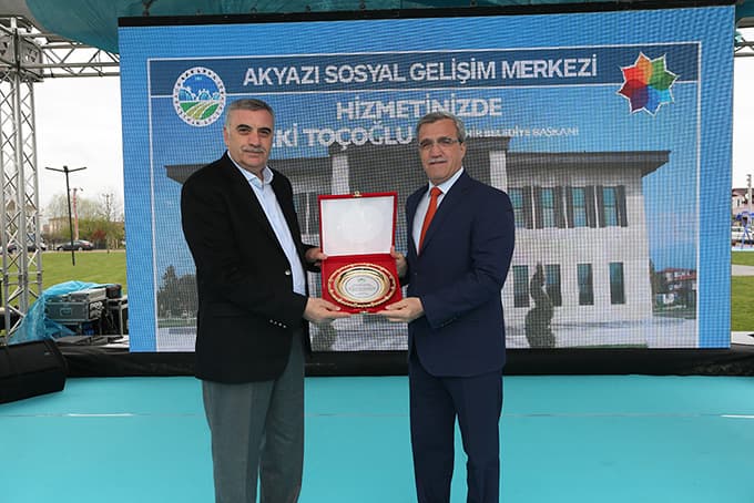 <font face="arial,helvetica,sans-serif" size="2">&Ouml;nemli hizmetler ger&ccedil;ekleştiriyoruz<br /><br />Başkan  Zeki To&ccedil;oğlu, &ldquo;Bu yağmurlu g&uuml;nde a&ccedil;ılışımıza teşrif ettiğiniz i&ccedil;in  hepinize ş&uuml;kranlarımı sunuyorum. B&uuml;y&uuml;kşehir Belediyesi olarak şehrimizi  altyapı ve &uuml;styapıda &ouml;nemli hizmetlerle buluşturuyor, sosyal  alanlarımızı da şehrimizin d&ouml;rt bir yanına kazandırmaya devam ediyoruz.  Geyve&rsquo;den sonra Akyazı Sosyal Gelişim Merkezimizin de a&ccedil;ılışını  yapmaktan mutluluk duyuyoruz. Merkezimizde her şey d&uuml;ş&uuml;n&uuml;ld&uuml;. Konferans  salonu, eğitim sınıfları, SAMEK derslikleri bunlardan bazıları. Yaşlı,  kadın, &ccedil;ocuk ve engellilerimiz burada hoş&ccedil;a vakitler ge&ccedil;irecekler.&rdquo;<br /><br />Asfalt &ccedil;alışmalarımız devam edecek<br /><br />Akyazı&rsquo;ya  hizmetlerinin sadece Sosyal Gelişim Merkezi ile sınırlı olmadığını  ifade eden Başkan To&ccedil;oğlu, &ldquo;Akyazı Spor Tesislerini yaparak hizmete  aldık. Kuzuluk&rsquo;ta 10 milyonluk yatırım yaptık. Şimdi 10 milyonluk bir  yatırım daha yaparak i&ccedil;me suyu altyapısını da yeniliyoruz İnşallah &ccedil;ok  kısa s&uuml;re i&ccedil;erisinde asfalt &ccedil;alışmalarımıza da kaldığımız yerden devam  edeceğiz. 2019 &ouml;ncesinde t&uuml;m grup yollarını sıcak asfalt ile  buluşturacağız. Hamdolsun şehrimizin d&ouml;rt bir yanında projelerimiz var,  bunları artıracak olan &uuml;lkemizin istikrarıdır. Akyazı ve t&uuml;m il&ccedil;elerimiz  16 Nisan&rsquo;da gereğini yapacaktır. Bu referandum 15 Temmuz ve tarihin  nice kara g&uuml;nlerinin tekrar yaşanmaması i&ccedil;in tarihi bir fırsattır.  İnşallah 16 Nisan&rsquo;ı da tamamlayıp hizmetlerimize hızla devam edeceğiz.  &Ccedil;aba bizden takdir Allah&rsquo;tan. Bu vesileyle Akyazı Sosyal Gelişim  Merkezimizin hemşerilerimize hayırlı olmasını temenni ediyorum&rdquo; şeklinde  konuştu.<br /><br />SGM&rsquo;ler yol su kadar &ouml;nemli<br /><br />AK Parti Sakarya  Milletvekili Ali İhsan Yavuz, &ldquo;Ge&ccedil;mişte bu t&uuml;r nitelikli yatırımları  g&ouml;remiyorduk. &Ouml;zelde Sakarya&rsquo;da, genelde T&uuml;rkiye&rsquo;de yapılan yatırımlarla  d&uuml;nyanın imrendiği bir hale geldik. İki tane n&uuml;kleer santralin ihalesi  yapıldı. Sadece bunların faaliyete ge&ccedil;mesi ile T&uuml;rkiye elektriğinin  y&uuml;zde 30&rsquo;u buradan karşılanacak. Bu 15 kat trilyonluk doğalgaz bedeline  denk. Bu para cebimizde kalacak. T&uuml;rkiye mak&ucirc;s talihini yenmiş ve son  s&uuml;rat yeni ufuklara yolculuğunu s&uuml;rd&uuml;r&uuml;yor. Bu Sosyal Gelişim Merkezleri  yol kadar, su kadar &ouml;nemli. &Ccedil;ok nitelikli hizmetler veriliyor.  T&uuml;rkiye&rsquo;nin en nitelikli suyunu Sakarya i&ccedil;iyor. 2019 &ouml;ncesi grup  yollarının tamamlanacak olması harika bir şey. Koalisyon d&ouml;nemlerinde  nefes alamıyor adım atamıyorduk. Recep Tayyip Erdoğan&rsquo;ın gayretleriyle  bug&uuml;ne geldik. Ama artık sistem kuracağız. Bu sistemde y&uuml;r&uuml;tme  Cumhurbaşkanı&rsquo;nda, yasama TBMM&rsquo;de olacak. 16 Nisan&rsquo;da desteklerinizi  bekliyor başta B&uuml;y&uuml;kşehir Belediye Başkanımız olmak &uuml;zere bu merkezin  yapılmasında emeği ge&ccedil;enlere teşekk&uuml;r ediyorum.&rdquo;</font>