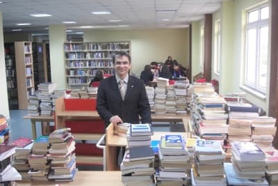 <strong><font face="Arial" size="2" color="#333399"><font color="#000000">Dev Bir K&uuml;t&uuml;phane</font> </font></strong><br /><br /><font face="Arial" size="2">Sınav maratonu i&ccedil;ine giren yetenekli &ccedil;ocukların ailelerini sosyal beceri alanlarına da teşvik maksadıyla &ccedil;ocuklara; gıda, kırtasiye, &Ouml;SS ve OKS kursu, ulaşım, malzeme gibi her t&uuml;rl&uuml; konuda destek sağlayacaklarını ifade eden Hatunoğlu, <font color="#333399">&ldquo;Spor ve konferans salonu olmayan okulların ihtiya&ccedil;larını karşılamaya y&ouml;nelik olarak&nbsp;her mahalleye bir spor salonu yapacak, malzemeleriyle donatacak ve eğitim saatleri dışında da mahallelinin kullanımına a&ccedil;acağız. Eğitim konusunda halkı bilin&ccedil;lendirme ve y&ouml;nlendirme konusunda bir kısım reklam panolarını ve billbordları il milli eğitime ve okullara tahsis edilecek. Ana ve babalara; eğitim konusunda daha bilin&ccedil;lenmeleri, &ccedil;ocuklarının kişisel gelişimlerine destek sağlamaları vb konularda yurt işi ve dışından konusunda fevkalade uzman kişileri getirerek yoğun şekilde konferans, panel ve seminerler d&uuml;zenleyeceğiz. Mahalle ve k&ouml;ylere k&uuml;t&uuml;phane ve okuma kafeteryaları a&ccedil;arak okumaya istekli her yaştan halkın kolayca ulaşabileceği g&uuml;ncel kitaplara yaygın erişim imkanı sağlayacak, <strong>ayrıca İl &Ouml;zel İdare ve İl Halk K&uuml;t&uuml;phanelerini birleştirerek şehre her t&uuml;rl&uuml; kitap ve araştırma dok&uuml;manını bulabileceği dev bir k&uuml;t&uuml;phane kazandıracağız</strong>.<strong> Eğitimde başarılı olan &ccedil;ocuklar, başarılı &ouml;ğretmenler ve ailelerini d&ouml;nem sonlarında yurt dışı g&ouml;rg&uuml; ve bilgi arttırma gezilerine g&ouml;ndereceğiz.</strong> &Ccedil;ocuklarımızın fikir gelişimini sağlamak ve yetişkin fikir kul&uuml;plerine alt yapı hazırlamak maksadıyla okullar arası m&uuml;nazara kul&uuml;pleri ve m&uuml;sabakalarını teşvik edecek ve hazırlayacağız. Şehirler ve &uuml;lkeler arası matematik/fizik vb. olimpiyatları, resim, m&uuml;zik ve karikat&uuml;r yarışmaları gibi&nbsp; eğitimi, bilim ve sosyal i&ccedil;erikli faaliyetlere katılımlarında okullarımıza destek sağlayacak ve katılımları teşvik edilecek. Her il&ccedil;ede en az bir okula tam donanımlı deney laboratuarı kurarak okulların deney laboratuarı ihtiyacını karşılayacak, ayrıca il &ccedil;apında bir 'Bilim Merkezi' kurarak &ccedil;ocukların oyunlar oynayarak uzaya ve bilimsel konulara ilgi duymalarını sağlayacak ortam yaratılacak. Dernekkırı b&ouml;lgesine &ccedil;ok programlı bir lise yapacak ve milli eğitime devredilecek. Kırtasiye dışındaki Eğitim ve &Ouml;ğretim giderleri diğer okul &ouml;ğrencilerinden daha masraflı olan meslek liselerinde okuyan &ouml;ğrencilerden durumu iyi olmayanların dersleri takip etmeleri i&ccedil;in zorunlu olan malzemeleri topluca temin ederek eğitime destek sağlayacağız&rdquo; </font>diye konuştu.</font>