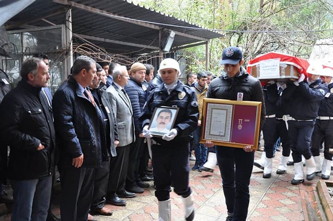 Kahramanlığıyla tanınan polis, kalbine yenik düştü