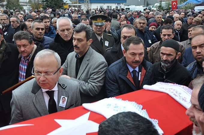 Kahramanlığıyla tanınan polis, kalbine yenik düştü