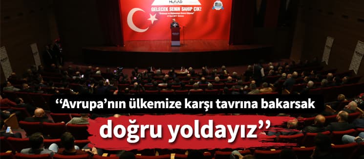 <font face="arial,helvetica,sans-serif" size="2"><strong>- &quot;Anayasa değişikliği tercih değil ihtiya&ccedil;tır&quot;</strong><br /><br />M&Uuml;SİAD Genel Başkanı Nail Olpak da katılımcılara derneğin &ccedil;alışmaları ve hedefleriyle ilgili bilgi verdi.<br /><br />Olpak, ge&ccedil;mişteki darbeler ile muhtıralara değinerek o s&uuml;re&ccedil;lerin bir daha yaşanmamasını temenni etti.<br /><br />Cumhurbaşkanlığı  h&uuml;k&uuml;met sistemine değinen Olpak, &quot;Bizlere g&ouml;re, 16 Nisan'da bizlerin  &ouml;n&uuml;ne sunulan anayasa değişikliği bir tercih değil bir ihtiya&ccedil;tır.&quot; diye  konuştu.<br /><br />Milletin 15 Temmuz'da darbelere pabu&ccedil; bırakmayacağını  g&ouml;sterdiğini vurgulayan Olpak, &quot;Biz iş d&uuml;nyası olarak anasayalardan  etkilendik ve etkileniyoruz. Biz mevcut sistemin arızalı olduğunu ifade  eden gruplardan bir tanesiyiz.&quot; şeklinde konuştu.<br /><br />Olpak, iş d&uuml;nyasının belirsizliği sevmediğini, anayasanın, milletin hakkını korumak i&ccedil;in yazıldığını s&ouml;yledi. <br /><br />Anayasanın  uygulanmasıyla ilgili sıkıntılar yaşandığını anlatan Olpak, &quot;O  anayasanın uygulamalarına geldiğinde meşru iktidarları k&ouml;şeye  sıkıştırmak ve iş d&uuml;nyasının ayağını bağlamak şeklinde &ccedil;alıştığını  g&ouml;r&uuml;yoruz. &Ouml;zellikle son iki darbe anayasasının &ccedil;er&ccedil;evesinde bunu  g&ouml;r&uuml;yoruz. Milletin desteğini arkasına almayı başaranlar olduğu zaman da  o maddelerin aralarına koydukları tuzaklarla bizi ve siyaset&ccedil;ileri  k&ouml;şeye sıkıştıran o garip vesayet&ccedil;i zihniyetle karşı karşıya kaldık.&quot;  ifadelerini kullandı.<br /><br />Olpak, &uuml;lkenin iş adamlarından yatırım  istediğini, iş adamlarının ise bunu sağlamak i&ccedil;in huzur, g&uuml;ven ve  istikrar istediğini s&ouml;yledi.<br /><br /><strong>- &quot;&Ccedil;ok fazla se&ccedil;im bizi yoruyor&quot;</strong><br /><br />İş d&uuml;nyası olarak karmaşadan uzak bir şekilde &ouml;nlerini g&ouml;rmek istediklerini belirten Olpak, şunları kaydetti:<br /><br />&quot;İş  d&uuml;nyası olarak engellerin olabildiğince bizden uzaklaşmasını ve kaosun  olmamasını isteriz. Verimsizlik, zamanında iş yapmamak,&nbsp; iş d&uuml;nyasını  batırır. Belirsizlik iş d&uuml;nyası a&ccedil;ısından &ccedil;ok k&ouml;t&uuml;. Bu referandum  inşallah iş d&uuml;nyası i&ccedil;in &ouml;nemli bir fırsat olacaktır. Onun i&ccedil;in 'Gelecek  Senin Sahip &Ccedil;ık' diyoruz. &Ccedil;ok fazla se&ccedil;im bizi yoruyor. Eğer millet bu  noktada tercihini 'evet'ten yana kullanırsa 5 yılda bir se&ccedil;imle karşı  karşıya kalacağız. Biz, bir yılda iki defa sandığa gittikten sonra 5 yıl  sandığa gitmeyeceğiz. Ben iş d&uuml;nyası i&ccedil;in bunun &ccedil;ok &ouml;nemli bir kazan&ccedil;  olduğunu d&uuml;ş&uuml;n&uuml;yorum.&quot;</font>