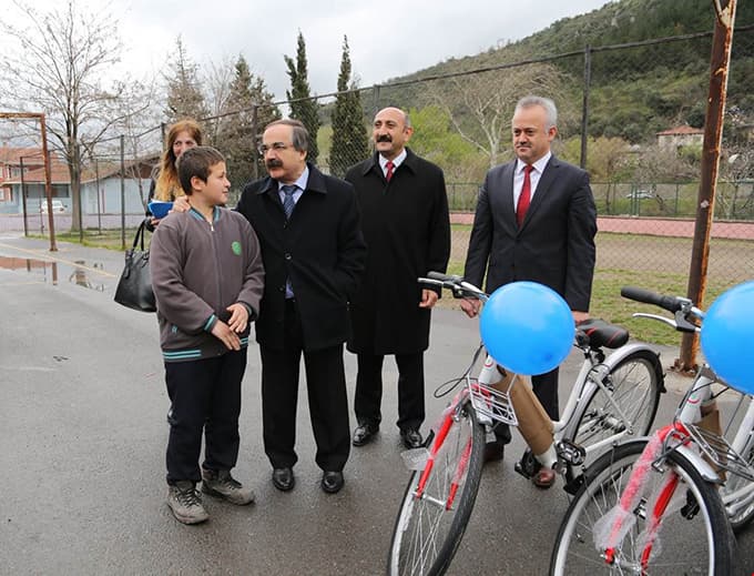 Vali Coş, bisiklet dağırım törenine katıldı