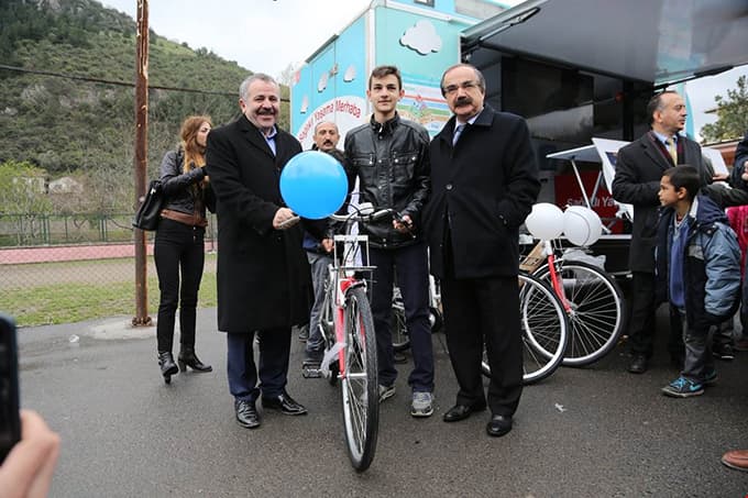 Vali Coş, bisiklet dağırım törenine katıldı