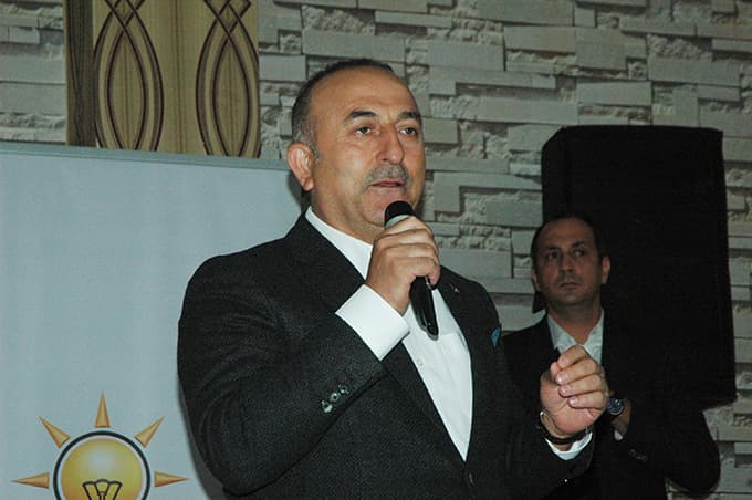 <font face="arial,helvetica,sans-serif" size="2"><strong>İnsani yardımda ikinci sıradayız<br />Dışişleri Bakanı Mevl&uuml;t &Ccedil;avuşoğlu, &quot;Bug&uuml;n d&uuml;nyada insani yardımda Amerika Birleşik Devletlerinden sonra rakamsal olarak ikinci sıradayız. Yaklaşık 4 milyar dolar 1 yılda insani ve kalkınma yardımı yapıyoruz. Milli gelire g&ouml;re a&ccedil;ık ara birinci sırada T&uuml;rkiye&rdquo; dedi.</strong><br /><br />Sakarya &Uuml;niversitesi Gen&ccedil;lik Topluluğu &ouml;ğrencileri tarafından hazırlanan &lsquo;Gen&ccedil; K&uuml;rs&uuml;&rsquo; konferansı Dışişleri Bakanı Mevl&uuml;t &Ccedil;avuşoğlu katılımıyla ger&ccedil;ekleşti. Bakan &Ccedil;avuşoğlu yaptığı a&ccedil;ıklamada, &ldquo;İlişkilerimizi g&uuml;&ccedil;lendirmemiz lazım, yatırımları artırmamız lazım. Ticaretin &ouml;n&uuml;ndeki engelleri kaldırmamız lazım. Girişimci dış politika anlayışı ile serbest ticaret anlaşmaları olmuyorsa tercihli ticaret anlaşmaları imzalamak i&ccedil;in gece g&uuml;nd&uuml;z &ccedil;alışıyoruz. Ulaşımın &ouml;n&uuml;ndeki engelleri de kaldırmamız lazım, sadece &uuml;lkelerle değil başta Avrupa Birliği ve G&uuml;mr&uuml;k Birliğinin g&uuml;ncellenmesi dahil d&uuml;nyanın değişik b&ouml;lgelerinde, b&ouml;lgesel ekonomik &ouml;rg&uuml;tlerle serbest ticaret m&uuml;zakerelerini yapıyoruz. Ve en son k&ouml;rfez iş birliği konseyi &uuml;lkeleriyle serbest ticaret anlaşması m&uuml;zakerelerini başlattık ve bu yılın ilk yarısının sonuna doğru &ouml;nemli bir mesafe kat edeceğiz. Dışişleri bakanları ve ekonomi bakanları bir araya getirerek bu anlaşmayı son halini anlaşmaya vermek i&ccedil;in &ccedil;alışıyoruz&rdquo; dedi.<br /><strong><br />&ldquo;D&uuml;nyanın her yerinde b&uuml;y&uuml;k ilgi var&rdquo;</strong><br />Yabancı &uuml;lkeleri T&uuml;rk k&uuml;lt&uuml;r&uuml;ne ilgisi olduğunu belirten Bakan &Ccedil;avuşoğlu, &ldquo;D&uuml;nyanın her yerinde b&uuml;y&uuml;k el&ccedil;ilikler a&ccedil;ıyoruz. Girişimci dış politika oturduğun yerden olmaz. Şu anda 236 tane temsilcilikle d&uuml;nya da 6. sıradayız. Yeni a&ccedil;acaklarımızla da 5. sıraya &ccedil;ıkacağız. D&uuml;nyanın her yerinde T&uuml;rk bayrağı dalgalanması lazım. Sadece bizim b&uuml;y&uuml;k el&ccedil;iliklerimizin olması yetmez. Ticaret, turizm, eğitim m&uuml;şavirlerimiz dahi ilgili kurumlarımızın mutlaka orada olması lazım. Yunus Emre T&uuml;rk k&uuml;lt&uuml;r merkezleri a&ccedil;arak T&uuml;rk k&uuml;lt&uuml;r&uuml;n&uuml; ve dilini d&uuml;nyanın her yerinde yaymaya &ccedil;alışıyoruz. D&uuml;nyanın her yerinde b&uuml;y&uuml;k ilgi var. AFAD&rsquo;mızla, Kızılay&rsquo;mızla gitmemiz lazım. Onlarında bayrağını orada dalgalandırdığımız zaman mazlum insanlar kendilerine gelecek yardımlardan emin oluyorlar&rdquo; diye konuştu.<br /><strong><br />&ldquo;T&uuml;rkiye birinci sırada&rdquo;</strong><br />İnsanı yardımlarda T&uuml;rkiye&rsquo;nin birinci sırada olduğunu da s&ouml;yleyen &Ccedil;avuşoğlu, &ldquo;T&uuml;rkiye&rsquo;nin sorumluluğu bug&uuml;n T&uuml;rkiye&rsquo;den b&uuml;y&uuml;k, T&uuml;rkiye ile sınırlı değil. Onun i&ccedil;in T&uuml;rkiye&rsquo;nin g&uuml;&ccedil;l&uuml; olması lazım. Ekonomisi g&uuml;&ccedil;l&uuml; olması lazım. Bug&uuml;n d&uuml;nyada insani yardımda Amerika Birleşik Devletlerinden sonra rakamsal olarak ikinci sıradayız. Yaklaşık 4 milyar dolar 1 yılda insani ve kalkınma yardımı yapıyoruz. Milli gelire g&ouml;re a&ccedil;ık ara birinci sırada T&uuml;rkiye. Yani T&uuml;rk milleti insani yardımda d&uuml;nyada bir numara şu anda bununla gurur duyuyoruz. Daha g&uuml;&ccedil;l&uuml; olsak belki 8 milyon dolar ulaştıracağız&rdquo; şeklinde konuştu.</font>