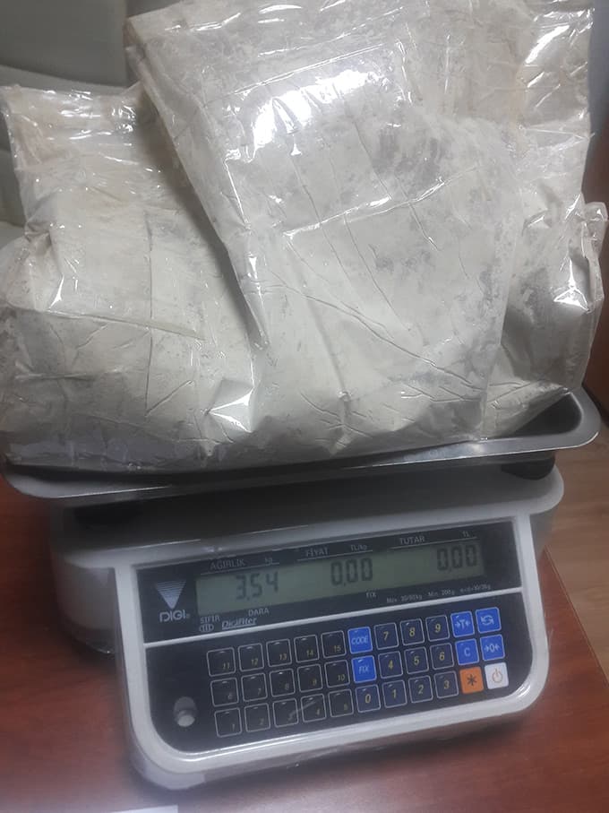 Yolcunun valizinden 3 buçuk kilo zehir çıktı