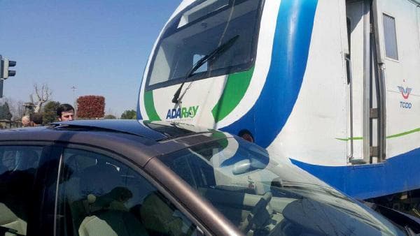 Adaray otomobile çarptı