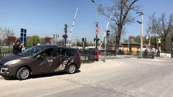 Adaray otomobile çarptı