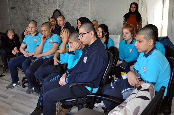 Kansere dikkati çekmek için saçlarını kestirdiler