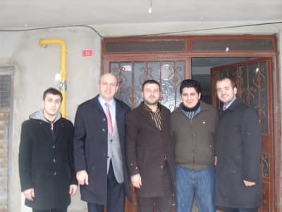 <font face="Arial" size="2">Adapazarı Belediyesi'nin bu gibi sosyal konuları g&uuml;ndemine dahi almadığına değinen Yıldırım, se&ccedil;ildiğimiz taktirde sosyal belediyecilik adımlarını ev ev dolaşarak atacaklarını ve her aileden bir kişiyi işe alacaklarını s&ouml;yledi. İl&ccedil;enin bunu kaldıracak potansiyeli olduğunu ve sadece koordinasyonla bile bunun &ccedil;&ouml;z&uuml;lebileceğine değinen Yıldırım, bu noktada muhtarlarla oluşturulacak bilgi havuzuyla her mahalleye belirli imkanlar sağlayacaklarını vurguladı.<br /><br />Adapazarımızda en &ccedil;ok ihmal edilen konunun mahallenin kendisiyle olan diyalog ve komşuluk ilişkileri olduğunu belirterek &ouml;nce bunu &ccedil;&ouml;zeceklerini ve her ay muhtarlar başta olmak &uuml;zere mahallelerde buluşma ger&ccedil;ekleştirerek ayın başarılı mahallesine ve komşusuna &ouml;d&uuml;l vereceklerini m&uuml;jdeledi. </font>
