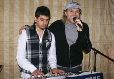 <p><font face="Arial" size="2">Yenilen yemek sırasında misafirlere<font color="#333399"> &ldquo;hoşgeldin&rdquo;</font> konuşması yapan Baba Vahit Serbes, konukların tanıtımını da yaptı. Konuşması sırasında, oğlu i&ccedil;in<font color="#333399"> &ldquo;İşadamı ve adam&rdquo;</font> s&ouml;zc&uuml;kleri sırasında Nazan Şoray <font color="#333399">&ldquo;&Uuml;stelik &ccedil;ok yakışıklı&rdquo;</font> deyince alkışlar koptu. Vahit Serbes S&ouml;zlerini <font color="#333399">&ldquo;Oğlumu ve eşimi &ccedil;ok seviyorum&rdquo;</font> s&ouml;zleriyle tamamladı. </font></p>