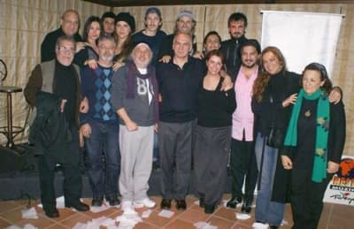 <font face="Arial" size="2">T&uuml;m ekibi &ccedil;iftliğinde verdiği &ouml;zel yemek yanında, İstanbul&rsquo;daki gece kul&uuml;plerini aratmayacak bir mek&acirc;nı &ccedil;iftliğinde oluşturan Serhat Serbes Sakarya &Uuml;niversitesi Konservatuar B&ouml;l&uuml;m&uuml; &ouml;ğrencilerin ve şarkıcı Hakan G&uuml;m&uuml;ş&rsquo;&uuml;n de katıldığı gecede Nazan Şaray, Hakan G&uuml;m&uuml;ş&rsquo;le <font color="#333399">&ldquo;Ayağında g&uuml;m&uuml;ş hal hal&rdquo;</font> şarkısını birlikte s&ouml;ylediler. <br /><br />Saat 03 sıralarında Soner Arıca ve bir grup sanat&ccedil;ı İstanbul&rsquo;a D&ouml;nerken Nazan Şaray, Abdullah Şahin ve bazı sanat&ccedil;ılar &ccedil;iftlikte kaldı. Yemek g&uuml;zel sohbetler i&ccedil;inde sabaha kadar devam etti. </font>