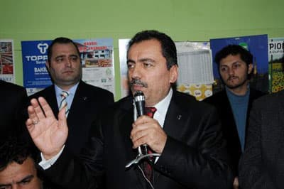 <font size="2"><font face="Arial"><strong>Mecliste Kanunları Tanımam Dersen Birisi Sana Haddini Bildirir<br /><br /></strong>D&uuml;nya Ana Dil G&uuml;n&uuml;'nde Meclis Grup Toplantısı'nda k&uuml;rt&ccedil;e konuşan Demokratik Toplum Partisi (DTP) Genel Başkanı Ahmet T&uuml;rk'&uuml; de bu davranışından &ouml;t&uuml;r&uuml; eleştiren Yazıcıoğlu, s&ouml;zlerini ş&ouml;yle s&uuml;rd&uuml;rd&uuml;: <font color="#333399">&quot;TBMM'de resmi dil T&uuml;rk&ccedil;edir ama 'ben anayasa tanımam' diyorlar. TBMM &ccedil;atısı altında 'k&uuml;rt&ccedil;e konuşurum' diyor. Ben K&uuml;rt&ccedil;eye karşı değilim. K&uuml;rtler bizim kardeşimiz. B&ouml;l&uuml;c&uuml;l&uuml;ğe, ter&ouml;re ve PKK'ya karşıyım. Meclis'te kanunları tanımam dersen birisi &ccedil;ıkacak sana haddini bildirecek. Son zamanlarda bu had bilmezliklerin sınırı aşılır hale geldi. K&uuml;rd&uuml;n, T&uuml;rkmenin, Aleviliğin, Boşnağın aynı bayrak altında bir ve beraber olmasını istiyoruz. B&ouml;l&uuml;c&uuml;l&uuml;ğe hayır diyoruz. T&uuml;rkiye'nin resmi dili T&uuml;rk&ccedil;edir ve T&uuml;rk&ccedil;e konuşulacaktır.&quot;</font> </font></font><p><font size="2"></font></p><p><font face="Arial"><font size="2">Mahalli İdareler Se&ccedil;imi'nde siyasi partilere hazine tarafından milyonlarca TL para verildiğini kaydeden Yazıcıoğlu, ekonomik krize rağmen se&ccedil;im yardımı yapılmasına da tepki g&ouml;sterdi. Krizin faturasının se&ccedil;imden sonra daha da ağırlaşacağına dikkat &ccedil;eken Yazıcıoğlu, krizin teğet ge&ccedil;mediğini, vatandaşı y&uuml;reğinden vurduğunu belirtti. Yazıcıoğlu, &quot;<font color="#333399">Ekonomik olarak &ccedil;ağ atladık diyorlar. Nerede &ccedil;ağ atladık? Vatandaşın dumanı tepesinden &ccedil;ıkıyor. G&uuml;bre, ila&ccedil;, akaryakıt fiyatları arttı. Ama &uuml;rettiklerimizin fiyatı sabit kaldı. Zamanında bankalar boşaltıldı. Faturasını k&ouml;yl&uuml; ve &ccedil;ift&ccedil;i &ouml;dedi. Şimdi Amerika'da kriz oldu. Bedelini yine k&ouml;yl&uuml; ve emekli &ouml;d&uuml;yor. K&ouml;yl&uuml;n&uuml;n faizini &ouml;teleyin deyince b&uuml;t&ccedil;e dengemiz imkan vermez diyorlar. İş&ccedil;iye emekliye biraz verin deyince de aynı şeyi s&ouml;yl&uuml;yorlar.&quot; </font></font><font size="2" color="#333399">Se&ccedil;imlerde siyasi partilere milyonlarca TL veriyorlar. Allah'tan korkulmaz mı? Biz b&uuml;t&ccedil;eden para almıyoruz. Kriz altta kalanları vurdu, vatandaşın sesi &ccedil;ıkmıyor. Vatandaşın halini soran yok. Kriz teğet mi ge&ccedil;miş y&uuml;reğinden mi vurmuş. Se&ccedil;im d&ouml;neminde pop&uuml;list davranıp biraz veriyorlar. Se&ccedil;imden sonra g&ouml;receğiz.&quot; <font color="#000000">diye konuştu</font></font></font></p>