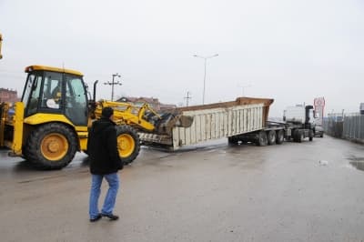 <strong><font face="Arial" size="2">Damper Hızla &Uuml;st Ge&ccedil;ide Takıldı</font></strong> <p><font face="Arial" size="2">Vatandaşların uyarılarını g&ouml;rmeyen s&uuml;r&uuml;c&uuml;n&uuml;n y&ouml;netimindeki kamyonun damperi, hızla &uuml;st ge&ccedil;ide takıldı. Damperin takılmasıyla, vatandaşlara deprem olduğunu d&uuml;ş&uuml;nd&uuml;rtecek derecede b&uuml;y&uuml;k bir g&uuml;r&uuml;lt&uuml; koptu. &Ccedil;arpmanın etkisiyle kamyonun arka lastikleri de b&uuml;y&uuml;k bir g&uuml;r&uuml;lt&uuml;yle patladı. </font></p><p><font face="arial,helvetica,sans-serif" size="2">Kamyonun &ouml;n kısmı havaya kalkarken, aniden durma sebebiyle kamyon s&uuml;r&uuml;c&uuml;s&uuml; başını &ouml;n cama &ccedil;arparak yaralandı.</font></p>