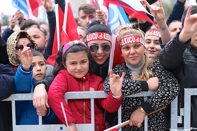 <font face="arial,helvetica,sans-serif" size="2">MHP Genel Başkanı Bah&ccedil;eli, &quot;H&uuml;k&uuml;met sistemi vahiy değildir, değişebilecektir. H&uuml;k&uuml;met sistemi vazge&ccedil;ilmez değildir, d&ouml;n&uuml;şebilecektir. Şartlar olgunlaşır, sosyal, siyasal ve tarihi ger&ccedil;ekler oluşursa milletimiz kendisine uygun sistem yapısını elbette tekrar tayin ve tespit edebilecektir. Bunda ne mahsur vardır? Bunca g&uuml;r&uuml;lt&uuml;, patırtı neye hizmettir?&quot; dedi.<br /><br />Bah&ccedil;eli, partisince Sakarya Demokrasi Meydan'ında d&uuml;zenlenen mitingde yaptığı konuşmada, 1982 Anayasasında şimdiye kadar 18 değişiklik yapıldığını, 19'uncusunun da 16 Nisan'da yapılacağını s&ouml;yledi.<br /><br />Meclis'teki 11 Ekim 2016 tarihli grup toplantısında T&uuml;rkiye'nin fiili a&ccedil;mazlıkla daha fazla mesafe alamayacağını ve s&uuml;ratle bu fiili durumun hukuki boyut kazanabilmesinin yol ve y&ouml;ntemlerinin aranması gerektiğini s&ouml;ylediğini hatırlatan Bah&ccedil;eli, bu teklifin, kanaatlerine esas teşkil eden &uuml;&ccedil; d&ouml;n&uuml;m noktası olduğunu kaydetti.<br /><br />Devlet Bah&ccedil;eli, bu d&ouml;n&uuml;m noktalarından ilkinin cumhurbaşkanının doğrudan se&ccedil;ilmesine 21 Ekim 2007 referandumuyla karar verilmesi olduğunu ve bu andan itibaren cumhurbaşkanı se&ccedil;imini milletin aracısız &uuml;stlendiğini ve yetkiyi eline aldığını anlatarak, bunun sebebinin ise 2007'de TBMM'de cumhurbaşkanlığı se&ccedil;imini yaptırmamak i&ccedil;in 367 toplantı yeter nisabını &ccedil;ıkaran m&uuml;flis ve kriz siyaseti olduğunu ifade etti. <br /><br />Meclis'e cumhurbaşkanı se&ccedil;tirmemek i&ccedil;in &ccedil;ırpınan odakların &ccedil;uvalladığını, aslında bug&uuml;ne ortam a&ccedil;tığını, bu g&uuml;ruhun şimdilerde &quot;hayır&quot; diye yollara d&uuml;şmesinin tam anlamıyla kara mizah ve iki y&uuml;zl&uuml;l&uuml;ğ&uuml;n tescili olduğunu aktaran Bah&ccedil;eli, &quot;İkinci olarak 10 Ağustos 2014'te ilk kez halk oyuyla cumhurbaşkanı se&ccedil;ilmesi ve bunun sonucunda yeşeren, k&ouml;k salan sistem tartışmalarıdır. Direkt millet tarafından se&ccedil;ilmiş cumhurbaşkanının ağırlığı ve doğurduğu ihtiya&ccedil;lar sistemsel onarım ve normalleşmenin ka&ccedil;ınılmazlığını ortaya &ccedil;ıkarmıştır.&quot; ifadesini kullandı. <br /><br />En &ouml;nemli d&ouml;n&uuml;k noktasının ise FET&Ouml;'n&uuml;n 15 Temmuzdaki darbe girişimi olduğunu vurgulayan Bah&ccedil;eli, &quot;15 Temmuz, siyasetin diyaloğa ge&ccedil;mesini mecburi kılmıştır &ccedil;&uuml;nk&uuml; vatan, millet ve devlet dehşet bir suikaste maruz kalmıştır. T&uuml;rkiye dağılmanın, par&ccedil;alanmanın, b&ouml;l&uuml;nmenin eşiğine gelmişti. 22 Haziran 1920'de Yunan taarruzu neyse 15 Temmuz FET&Ouml; işgal girişimi aynısıdır. 1920'lerde i&ccedil; isyanların daha şiddetlisi, daha vahşisi 15 Temmuz'da az kalsın T&uuml;rkiye'yi yutacaktı. Milliyet&ccedil;i Hareket Partisi beka meselesinin ağırlaştığını, kayıp ve mahvın eşiğine gelindiğini g&ouml;rm&uuml;şt&uuml;r. Bu itibarla milli ve tarihi sorumluluğumuzun gereğini yaptık. '&Ouml;nce &uuml;lkem ve milletim, sonra partim ve ben' dedik.&quot; diye konuştu.<br /><br />Bah&ccedil;eli, &quot;Devletteki dağınıklığı g&ouml;r&uuml;yorduk, siyasetteki &ccedil;arpıklığı ve &ccedil;alkantıyı biliyorduk. Kavga edemez, kutuplaşmaya hizmet edemezdik. Mutlaka ki siyasetin toplum s&ouml;zleşmesinin sınırlara &ccedil;ekilmesi lazımdı. Devletin fiili durumdan kurtarılması gerekiyordu. Aksi halde yeni darbe, kriz, kaos ve kargaşa ataklarıyla başa &ccedil;ıkabilmek imkansız olabilecekti. Hainleri g&uuml;ld&uuml;rmemek i&ccedil;in milli uyanış şarttı.&quot; ifadelerini kullandı. <br /><br /><br /></font>