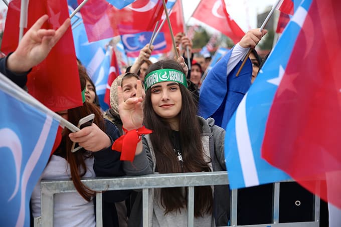 <font face="arial,helvetica,sans-serif" size="2">&nbsp;&quot;Biz bu vatana sahip &ccedil;ıktık&quot;<br /><br />MHP  lideri Bah&ccedil;eli, Mehmet Akif Ersoy'un &quot;Sahipsiz olan memleketin batması  haktır / Sen sahip olursan bu vatan batmayacatır / Feryadı bırak,  kendine gel &ccedil;&uuml;nk&uuml; zaman dar / Uğraş ki telafi edecek bunca zarar var.&quot;  dizelerini okuyarak, ş&ouml;yle konuştu:<br /><br />&quot;Nitekim biz bu vatana sahip  &ccedil;ıktık. Biz bu devletin batışına g&ouml;z yummadık. Feryadı bırakıp zarar,  ziyanı telafi i&ccedil;in sorumluluk aldık. Ne diyor şair; 'Bir yerin adına  denince T&uuml;rk &uuml;lkesi, g&ouml;z&uuml;m bayrak arar, kulağım ezan sesi.' 15 Temmuz  gecesi verilen selalar aşkına, tankın &ouml;n&uuml;ne atılan kahramanlar anısına,  darbeye g&ouml;ğs&uuml;n&uuml; geren vatan evlatları hatırına devletin &ouml;n&uuml;n&uuml; a&ccedil;tık,  sistemsel d&uuml;ğ&uuml;m&uuml; &ccedil;&ouml;zd&uuml;k. Devlet anayasal y&ouml;r&uuml;ngeye &ccedil;ekilmezse işimizin  &ccedil;ok zor olduğunu g&ouml;rd&uuml;k. Sistemin teklediğini fark ettik. Sistemin su  kaynattığını, bilye dağıttığını anladık. Y&ouml;netim yapısında gel git ve  anlaşmazlıklar devam ettiği s&uuml;rece i&ccedil;ten ve dıştan &ccedil;ığ gibi &uuml;zerimize  gelen m&uuml;tecaviz saldırıların s&ouml;nd&uuml;r&uuml;lmesini imkansız değerlendirdik. Bir  olmalıydık, bir araya gelmeliydik, milli şuurda birleşmeliydik. Eften  p&uuml;ften kavgalarla vakit ge&ccedil;iremezdik. Mevzu vatansa ayrı d&uuml;şemez,  birbirimizden kopamazdık. Aynı elin parmakları, aynı g&ouml;vdenin dalları  olduğumuzu bilmeliydik. Tıpkı 7 Ağustos Yenikapı ruhunda olduğu gibi yan  yana, &ccedil;elikten irade gibi sağlam durmalıydık. Bu ama&ccedil;la sistemin  reforma tabi tutulması zaruretti. Devlet y&ouml;netimindeki karmaşanın son  bulması, fiilen uygulanan h&uuml;k&uuml;met etme sisteminin toplumsal s&ouml;zleşme  alanına &ccedil;ekilmesine ihtiya&ccedil; vardı. Bunu yapmadığımız takdirde yeni  istila denemelerine hazırlıksız yakalanabilirdik. Devlet g&uuml;&ccedil;l&uuml; olmadığı,  siyasal birliğimiz teyitle takviye edilmediği takdirde T&uuml;rkiye  d&uuml;şmanları tekrar şanslarını deneyebilirlerdi.&quot;<br /><br />Milli bekayı  m&uuml;dafaa i&ccedil;in devreye girdiklerini ve devleti meşru alana &ccedil;ekmek i&ccedil;in  &uuml;zerlerine d&uuml;şeni yaptıklarını ifade eden Bah&ccedil;eli, &quot;Bu kapsamda Adalet  ve Kalkınma Partisi ile anayasa değişikliği esasında oturup konuştuk,  g&ouml;r&uuml;ş&uuml;p anlaştık. Sonu&ccedil; itibarıyla 18 maddelik değişiklik paketi  &uuml;zerinde uzlaştık. Biz d&uuml;şmana karşı aynı hizada, aynı mevzideyiz. Biz  canilere karşı aynı milli tepkinin, aynı iradenin kanatlarıyız &ccedil;&uuml;nk&uuml; biz  T&uuml;rkiye'yiz. H&uuml;k&uuml;met sistemi vahiy değildir, değişebilecektir. H&uuml;k&uuml;met  sistemi vazge&ccedil;ilmez değildir, d&ouml;n&uuml;şebilecektir. Şartlar olgunlaşır,  sosyal, siyasal ve tarihi ger&ccedil;ekler oluşursa milletimiz kendisine uygun  sistem yapısını elbette tekrar tayin ve tespit edebilecektir. Bunda ne  mahsur vardır? Bunca g&uuml;r&uuml;lt&uuml;, patırtı neye hizmettir?&quot; şeklinde konuştu.  <br /><br />Bah&ccedil;eli, &quot;Devlet i&ccedil;in evet, millet i&ccedil;in evet, Cumhuriyet i&ccedil;in  evet, T&uuml;rkl&uuml;ğ&uuml;n bekası i&ccedil;in evet, T&uuml;rkiye i&ccedil;in evet.&quot; ifadelerini  kullandı.</font>