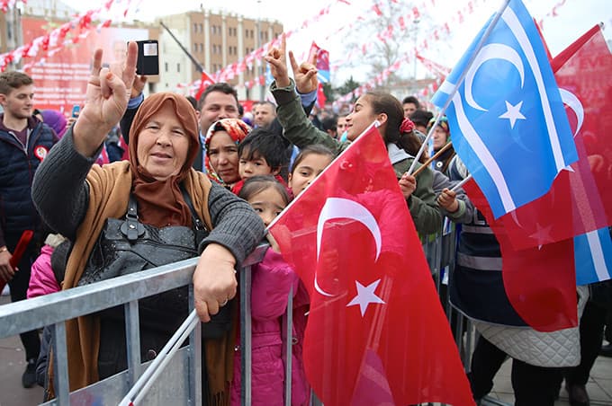 <font face="arial,helvetica,sans-serif" size="2">&nbsp;16 Nisan anayasa referandumunda T&uuml;rk milleti kendi geleceğini tertemiz iradesiyle belirleyecektir. Hangi h&uuml;k&uuml;met sistemiyle y&ouml;netilebileceğimize, Vatikan'da Papa'nın huzurunda toplanan ha&ccedil;lı yedekleri, k&uuml;resel vahşet &ccedil;etesi değil, ayağa kalkan Sakarya verecektir. Sancıları bu y&uuml;zdendir.&quot; diye konuştu.<br /><br />Bah&ccedil;eli, PKK'nın &quot;16 Nisan'da 'Evet' &ccedil;ıkarsa bittik.&quot; dediğini hatırlatarak, &quot;Allah var ya b&ouml;l&uuml;c&uuml; ter&ouml;r &ouml;rg&uuml;t&uuml; doğru g&ouml;r&uuml;ştedir, teşhiste isabet kaydetmiştir &ccedil;&uuml;nk&uuml; 16 Nisan'da PKK bitecek, yerin bin kat dibine g&ouml;m&uuml;lecektir. Kazdıkları hendeklerin bedelini &ouml;deyecekler, d&ouml;kt&uuml;kleri şehit kanlarının hesabını sonuna kadar verecekler.&quot; ifadesini kullandı.<br /><br />T&uuml;rkiye'nin 16 Nisan'da &uuml;zerindeki &ouml;l&uuml; toprağı atacağını vurgulayan Bah&ccedil;eli, &quot;CHP Genel Başkanı Kemal Kılı&ccedil;daroğlu bundan dolayı sıkıntılıdır. 'Hayır' dedik&ccedil;e hayırsızlığın kalın hatları g&uuml;n y&uuml;z&uuml;ne &ccedil;ıkmaktadır. Kılı&ccedil;daroğlu, yalan dolan, cehaletin boranı olmuş &ccedil;ıkmıştır. 16 Nisan'da uygulayacağımız 18 maddelik anayasa değişiklik paketi Kılı&ccedil;daroğlu'nu soluksuz bırakmıştır.&quot; şeklinde konuştu.<br /><br />Devlet Bah&ccedil;eli, yargı bağımsızlığının yanında tarafsız olacak dediklerini, bazı kesimlerin kabus g&ouml;rd&uuml;ğ&uuml;n&uuml;, saptırdıklarını vurgulayarak, şu ifadeleri kullandı:<br /><br />&quot;Milletvekili sayısı 550'den 600'e &ccedil;ıkacak diyoruz, 'Ne gerek var, nereden &ccedil;ıktı, doğacak maliyeti kim karşılayacak?' diyorlar. Ali'nin k&uuml;lahını Veli'ye, Veli'nin k&uuml;lahını Ali'ye giydiriyorlar. Olmuyor, tutmuyor. Milletvekili se&ccedil;ilme yaşını 25'ten 18'e indireceğiz diyoruz, yaklaşık 9 milyon gencimizi yok sayıp k&uuml;&ccedil;&uuml;ms&uuml;yorlar. Sakaryalı kardeşlerim s&ouml;yleyiniz, bu değişikliklere tamam diyor musunuz? 18 yaşındaki kardeşlerimiz vatan n&ouml;beti tutuyor, şehit oluyor. Milleti ve devleti i&ccedil;in her zorluğa katlanıyorlar. Milletvekili se&ccedil;me hakları varken, se&ccedil;ilme hakkına neden sahip olmasınlar? Sevgili gen&ccedil;ler, sizlere se&ccedil;ilme hakkı verilmesinin &ouml;n&uuml;ne ge&ccedil;enleri ya maskaraya &ccedil;evirin ya da demokratik tokadı indirin.&quot;<br /><br />MHP Genel Başkanı Bah&ccedil;eli, TBMM ve Cumhurbaşkanı se&ccedil;imlerinin 5 yılda aynı g&uuml;nde olacağını, TBMM'nin g&ouml;rev ve yetkilerinin genişlediğini, milletvekillerinin kanun teklifi vermesinin &ouml;n&uuml;ndeki yapay engellerin kaldırıldığını, bu alanda tekrar oluşturulmuş h&uuml;k&uuml;met etkisinin sıfıra d&uuml;şt&uuml;ğ&uuml;n&uuml; belirtti.<br /><br />Meclis'in yasa yapacağını, b&uuml;rokratik engellerin en aza &ccedil;ekileceğini, bekayı tehdit eden musibetlerle etkili ve zamanında m&uuml;cadele edileceğini vurgulayan Bah&ccedil;eli, &quot;Kuvvetler ayrımı daha da g&uuml;&ccedil;lenecek, buna destek veriyor musunuz? TBMM'nin denetim fonksiyonları aynen korunmaktadır. Kılı&ccedil;daroğlu, 'Gensoru niye yok, g&uuml;ven oyu neden kullanılmıyor?' diyor. Bilmiyor ki, gensoruya yeni sitemin ruhundan dolayı artık ihtiya&ccedil; yok, g&uuml;ven oyu doğrudan millete ge&ccedil;iyor.&quot; ifadelerini kullandı.<br /><br />&nbsp;&quot;G&ouml;zleri var g&ouml;rm&uuml;yor, kulakları var duymuyor&quot;<br /><br />Bah&ccedil;eli, rejimin elden gittiğini s&ouml;ylemenin akılsızlık olduğu kadar ahlaksız bir uydurma olduğunu s&ouml;yledi.<br /><br />&quot;Hayır&quot; cephesinin İzmir Marşı &ccedil;aldığını, ortak değerin siyasileştirilip karartıldığını belirten Bah&ccedil;eli, &quot;Ama bu millet bunların ardından teneke &ccedil;alacak, basiretleri bağlandığından hen&uuml;z g&ouml;r&uuml;p uyanamıyorlar. Değişen yalnızca h&uuml;k&uuml;met etme sistemidir, anlamıyorlar. Tesis edilecek bu yeni sistemin adı Cumhurbaşkanı H&uuml;k&uuml;met Sistemidir. G&ouml;zleri var g&ouml;rm&uuml;yor, kulakları var duymuyor.&quot; diye konuştu. <br /><br />H&uuml;k&uuml;met etme sisteminin meşru anayasal sınırlarda yeniden tanımlandığını, bazı kesimlerin tek adamdan, diktat&ouml;rden bahsettiğini, bu su&ccedil;lamayla aslında T&uuml;rk milletinin demokratik se&ccedil;im haklarına leke s&uuml;r&uuml;p, hakaret edildiğini bildiren Bah&ccedil;eli, &quot;Siyasi devşirmelerle s&ouml;z ve fikir birliği yapan Kılı&ccedil;daroğlu, tarihin hangi d&ouml;neminde T&uuml;rk milletinden diktat&ouml;r &ccedil;ıktığını y&uuml;reği ve bilgisi varsa a&ccedil;ıklasın da g&ouml;relim. Bin 500 başkan yardımcısından, b&uuml;t&uuml;n il başkanlarının başkan yardımcısı olabileceğinden s&ouml;z eden bir şahsın bu &uuml;lkede ana muhalefet lideri olması g&uuml;nahtır, g&uuml;l&uuml;n&ccedil;t&uuml;r.&quot; diye konuştu.<br /><br />Bah&ccedil;eli, CHP Genel Başkanı Kemal Kılı&ccedil;daroğlu'nun 27 Mart'ta İneg&ouml;l'de &quot;Cumhurbaşkanı ikinci d&ouml;nem Meclis'i feshedebilir. Kendisi de se&ccedil;ime girer b&ouml;ylece 5 yıllık s&uuml;reyi doldurmadan 3. d&ouml;nemde se&ccedil;im ihtimali olacak.&quot; dediğini aktararak, şunları kaydetti:<br /><br />&quot;CHP Genel Başkanı TBMM'de anayasa maddeleri g&ouml;r&uuml;ş&uuml;l&uuml;rken nerelerde geziyordu? Değişen maddeleri hi&ccedil; mi a&ccedil;ıp okumadı veya yanında y&ouml;resinde hi&ccedil; mi anlatan &ccedil;ıkmadı? Yeni sistemde cumhurbaşkanına iki d&ouml;nem se&ccedil;ilme hakkı getiriliyor. Burası tamam. Ne var ki cumhurbaşkanı ikinci d&ouml;nemde se&ccedil;im kararı alırsa kendisi aday olamıyor. Burası kesin. Kılı&ccedil;daroğlu, yine &ccedil;akıyor, yine batıyor, yine sallıyor. Zira anlattığını kendisi bilmiyor. Sakaryalı kardeşlerim Cumhurbaşkanı H&uuml;k&uuml;met Sistemine 'Evet' diyor musunuz? Anayasa cahili 'Hayır'sızlara demokratik ceza kesecek misiniz?&quot;<br /><br /><br /><br /></font>