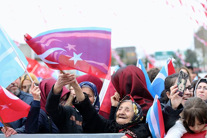 <font face="arial,helvetica,sans-serif" size="2">&nbsp;&quot;Cumhurbaşkanına cezai sorumluluk getiriliyor&quot;<br /><br />Bah&ccedil;eli,  cumhurbaşkanına ilk defa cezai sorumluluk getirildiğini, TBMM'yi fesih  hakkının verilmediğini sadece hem Meclis'e hem cumhurbaşkanına aynen şu  anda olduğu gibi se&ccedil;imleri yenileme hakkı sağlandığını, askeri  mahkemeler ve sıkı y&ouml;netim uygulamasının kaldırıldığını belirterek, OHAL  ilan yetkisinin cumhurbaşkanına verildiğini fakat bunun onay yetkisinin  yine TBMM'de bulunduğunu aktardı.<br /><br />Cumhurbaşkanının y&uuml;r&uuml;tme  konularında kararname &ccedil;ıkartabileceğini ancak m&uuml;nhasıran kanunlarla  d&uuml;zenlenmesi gereken konularda Cumhurbaşkanlığı Kararnamesi  olamayacağını, yeni ismiyle Hakim ve Savcılar Kurulunun &uuml;ye sayısının  22'den 13'e, Anayasa Mahkemesinin de 17'den 15'e indiğini anlatan Devlet  Bah&ccedil;eli, s&ouml;zlerini ş&ouml;yle tamamladı:<br /><br />&quot;T&uuml;rkiye'nin hak ve hukukunu  savunacak mısınız? Devlet, millet, Cumhuriyet, T&uuml;rkl&uuml;ğ&uuml;n bekası i&ccedil;in  'Evet' mi? 16 Nisan'da anca beraber kanca beraber miyiz? Maşallah  Sakarya kararını vermiş. &Ccedil;&uuml;r&uuml;k yumurtaları ayıklamak i&ccedil;in harekete  ge&ccedil;miştir. 'Evet', yine 'Evet', bir kez daha 'Evet'. Sonuna kadar  devlet, sonsuza kadar millet.&quot;</font>