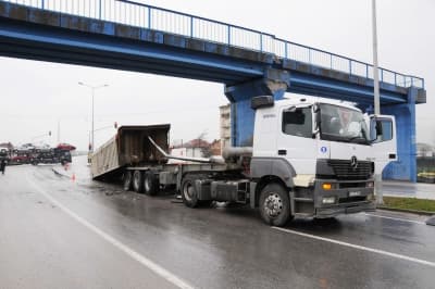 <font size="2"><font face="Arial"><strong>Vatandaşlar, Kendinin Dışarı Attı</strong></font></font> <p><font size="2"><font face="Arial">Kaza sırasında evlerinde bulunan vatandaşlar ise deprem olduğunu sanarak kendilerini dışarı attı. Daha sonra damperli kamyonun &uuml;st ge&ccedil;ide takıldığını anlayan vatandaşlar, hemen yaralı s&uuml;r&uuml;c&uuml;n&uuml;n yardımına koştu. S&uuml;r&uuml;c&uuml;, ToyotaSa İlk Yardım ve Travmatoloji Hastanesi'ne kaldırılarak tedavi altına alındı. <br /></font></font></p><p>&nbsp;</p>