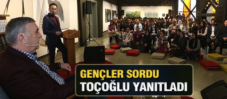 <p>&nbsp;</p><p><font face="arial,helvetica,sans-serif" size="2"><strong>Kafeterya m&uuml;jdesi</strong><br /><br />Camili&rsquo;de  inşa edilen Adapazarı Meslek Y&uuml;ksekokulu &ouml;ğrencileri, okul binası ve  bina &ouml;n&uuml;nde ge&ccedil;tiğimiz g&uuml;nlerde tamamlanan park i&ccedil;in B&uuml;y&uuml;kşehir  Belediyesine teşekk&uuml;r ederken Başkan To&ccedil;oğlu&rsquo;ndan ilave kamelya ve  ikinci &ouml;ğretim &ouml;ğrencileri i&ccedil;in ulaşım kolaylığı istediler. Bu talepler  karşısında Başkan To&ccedil;oğlu, &ldquo;&Uuml;niversite ile uyum i&ccedil;erisinde sizler i&ccedil;in  &ccedil;alışıyoruz. Talebiniz doğrultusunda parkta kamelya sayısını artırmak ve  ikinci &ouml;ğretim &ouml;ğrencilerinin ulaşımına kolaylık getirmek i&ccedil;in  gerekenleri yaparız. Ayrıca Cemil Meri&ccedil; Sosyal Bilimler Lisesi ve  Adapazarı Meslek Y&uuml;ksek Okulu arasına bir kafetarya kazandıracağımızı  m&uuml;jdelemek isterim&rdquo; cevabını verdi.<br /><strong><br />Modern &ccedil;ağın gerekliliklerine uygun</strong><br /><br />Sakarya&rsquo;da  devlet ve şehir tiyatrosu ile ilgili bir projeleri olup olmadığına  y&ouml;nelik olarak sorulan soruyu cevaplayan Başkan To&ccedil;oğlu, &ldquo;Şehrimizde  tiyatro organizasyonları ger&ccedil;ekleştiriliyor ama aslına bakarsanız şu  anda nitelikli bir tiyatro sahnesine sahip salonumuz bulunmuyor. Biz  şimdi bu sorunu ortadan kaldıracak ve modern &ccedil;ağın gerekliliklerine  uygun bir k&uuml;lt&uuml;r merkezi hazırlıyoruz. Ayrıca şehrimize yeni sanat  merkezleri kazandırdık. Tarihi binaları restore ederek kullanıma sunduk.  Aylık k&uuml;lt&uuml;r sanat etkinliklerimiz b&uuml;y&uuml;k ilgi g&ouml;r&uuml;yor. Zaman i&ccedil;erisinde  şehrimizde ihtiya&ccedil; duyulursa şehir tiyatrosu da kurulabilir&rdquo; şeklinde  konuştu.<br /><br /><strong>Neden evet denilmeli?</strong><br /><br />&lsquo;16 Nisan  referandumunda neden evet denilmeli?&rsquo; şeklindeki soruya ise Bakan  To&ccedil;oğlu, &ldquo;Şu anda ne parlamenter sistem ne de başkanlık sistemi ile  y&ouml;netiliyoruz. Karma bir sistemimiz var. G&uuml;&ccedil;lendirilmiş bir başbakanlık  ve g&uuml;&ccedil;lendirilmiş bir cumhurbaşkanlığı makamı var. Bu durum &uuml;lkemizde  g&uuml;&ccedil; &ccedil;atışmalarının &ouml;n&uuml;n&uuml; a&ccedil;ıyor ve T&uuml;rkiye&rsquo;ye fayda getirmiyor.  Sizlerinde kolay anlayabilmesi i&ccedil;in cumhurbaşkanlığı h&uuml;k&uuml;met sisteminin  b&uuml;y&uuml;kşehir belediye başkanlığı sistemine &ccedil;ok benzediğini s&ouml;yleyebilirim.  Yeni sistemde kimi se&ccedil;eceğimizi bileceğiz. Koalisyon pazarlıkları da  yeni sistemde olmayacak. Sert g&uuml;&ccedil;ler ayrılığı ve se&ccedil;imlerin istikrarlı  aralıklarla yapılması da referanduma neden evet denilmesi gerektiğine  ilişkin diğer cevaplar.&rdquo;<br /><br /><strong>Amacımız sizler i&ccedil;in en iyisi</strong><br /><br />Sakarya&rsquo;nın  g&uuml;zel bir şehir olduğunu vurgulayan Başkan To&ccedil;oğlu, &ldquo;İnşallah sizlerde  burada olmaktan dolayı memnunsunuzdur. B&uuml;y&uuml;kşehir Belediyesi olarak  &uuml;niversitemiz ile sıkı ilişkilerimiz var. Sakarya&rsquo;yı daha &uuml;st seviyelere  &ccedil;ıkarmak i&ccedil;in gayret g&ouml;steriyoruz. Amacımız sizler i&ccedil;in en iyi ortamı  hazırlamaktır. Benim a&ccedil;ımdan &ccedil;ok iyi bir programdı. Bir başka programda  buluşmak &uuml;zere sizleri sevgi ile selamlıyorum&rdquo; diyerek s&ouml;zlerini  noktaladı. Program sonunda Başkan To&ccedil;oğlu&rsquo;na hediye takdim edildi. </font></p>