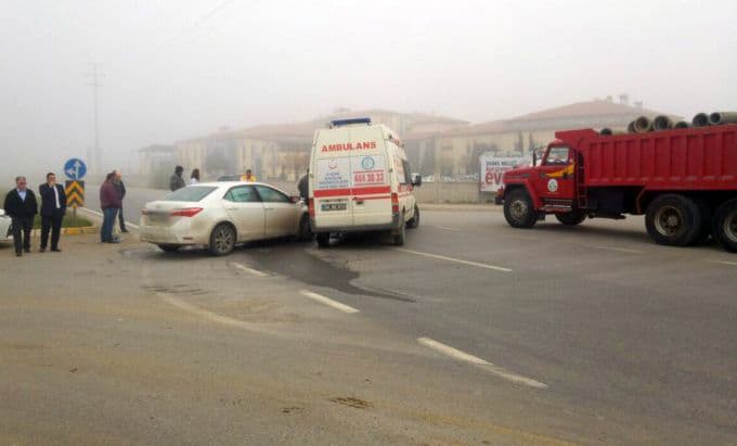 Otomobil, ambulansa çarptı