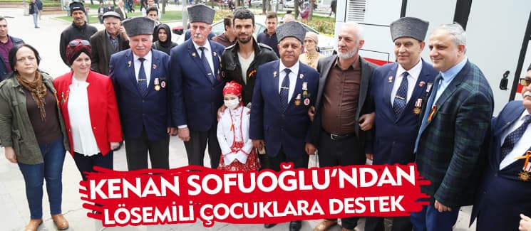 <font face="arial,helvetica,sans-serif" size="2"><br />Bu aylarda &ccedil;ok az  g&uuml;neşli hava bulduğunu, o nedenle bu havaları antrenman yaparak ge&ccedil;irmek  istediğini dile getiren Sofuoğlu, &quot;Bu y&uuml;zden burada da &ccedil;ok fazla  kalamıyorum. Elimden geldiği kadar destek olmaya &ccedil;alıştım, inşallah  faydalı olmuştur. &Ccedil;ok teşekk&uuml;r ederim.&quot; ifadelerini kullandı.<br /><br />SA&Uuml;  Sapanca Meslek Y&uuml;ksekokulu M&uuml;d&uuml;r&uuml; Prof. Dr. Mehmet &Ouml;zen de  &ouml;ğrencilerin, sosyal sorumluluk projesi dersi kapsamında kan kanserine  dikkati &ccedil;ekmek i&ccedil;in kan bağışı etkinliği d&uuml;zenlediğini anlattı. <br /><br />Projeye  milli motosiklet&ccedil;i Kenan Sofuoğlu'nun da duyarlılık g&ouml;sterdiğini  anımsatan &Ouml;zen, &quot;Onun katılımı ve basınımızın sayesinde de kitlelere kan  kanserinin ne kadar zor bir hastalık olduğunu, bununla m&uuml;cadele  vermenin ne kadar zor şartlar altında ger&ccedil;ekleştiğini vurgulayabilmek  i&ccedil;in yapılmış bir proje. Bu s&uuml;re zarfında kan toplanacak ve o kanlar da  kan kanseri olan insanların tedavilerinde kullanılmaya &ccedil;alışılacak.&quot;  dedi. <br /><br />Projeyi geliştiren Sapanca MYO Halkla İlişkiler B&ouml;l&uuml;m&uuml;  &ouml;ğrencisi Azize Ceren Avcu ise projenin beyin fırtınası yaparken ortaya  &ccedil;ıktığını belirterek, Ece Aktaş ve onun gibiler i&ccedil;in kan topladıklarını  aktardı.<br /><br />Avcu, &quot;İnşallah &ccedil;ok da g&uuml;zel bir sayıya ulaşacağız. &Ccedil;ok  mutluyuz, heyecanlıyız, &ccedil;ok kalabalığız, daha da kalabalık bekliyoruz.&quot;  diye konuştu.</font>