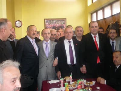 <font size="2"><font face="Arial"><strong>Huzur ve Barış Yeri<br /><br /></strong>Yusufelililerin g&ouml;&ccedil; ettikleri şehirde aynı ahlaklı ve medeni davranışları sergilediğini anlatan Batmaz, s&ouml;zlerine ş&ouml;yle devam etti: </font></font><font size="2"><font face="Arial"><font color="#333399">&quot;Yusufeli sadece huzur dolu değil aynı zamanda tam bir doğa harikası. Biz Sakarya'da yaşayan Yusufelililer de, Yusufeli'nin huzur ve barış i&ccedil;eren k&uuml;lt&uuml;r&uuml;n&uuml; bu şehirde tanıtmak, yaşatmak i&ccedil;in Sakarya Yusufelililer Sosyal Yardımlaşma ve Dayanışma Derneği'ni kurduk. Sakarya'da toplumsal barışa ve dayanışmaya katkı sağlamak istedik.&quot;<br /></font><br />Belediye başkan adayları da yaptıkları konuşmada Yusufelililerin ahlaki ve medeni davranışlarının &ouml;nemine değindi. Konuşmanın ardından Erenler Belediye Başkanı Erol &Ouml;zt&uuml;rk, MHP Erenler Belediye Başkan Adayı Ali &Ccedil;ift&ccedil;i, Saadet Partisi Erenler Belediye Başkan Adayı Abdullah Satır, Demokrat Parti Erenler Belediye Başkan Adayı Serkan Ay, a&ccedil;ılış kurdelesini kesti. Davetlilere y&ouml;resel hamur işlerini ikram eden Yusufelililer, <font color="#333399">&quot;Davetimize gelen başkan ve başkan adaylarına ve program yoğunluğundan dolayı a&ccedil;ılışa katılamayıp telgraf &ccedil;eken İstanbul B&uuml;y&uuml;kşehir Belediye Başkanı Kadir Topbaş'a &ccedil;ok teşekk&uuml;r ediyoruz. Ancak davet ettiğimiz halde a&ccedil;ılışımıza katılmayan Sakarya B&uuml;y&uuml;kşehir Belediye Başkanı Aziz Duran ve Sakarya B&uuml;y&uuml;kşehir Belediye Başkan adaylarını unutmuyoruz. Erenler'de adaylardan birini tercih edeceğiz ancak b&uuml;y&uuml;kşehirde oy kullanmayacağız.&quot;</font> dediler.</font></font>