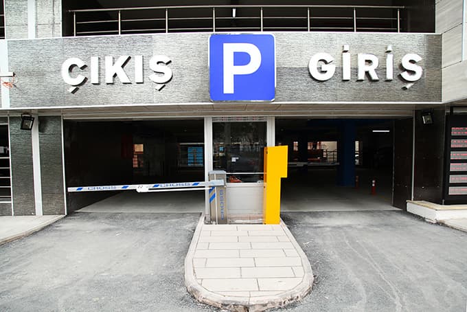 Şehrin ilk katlı otoparkı hizmete açıldı