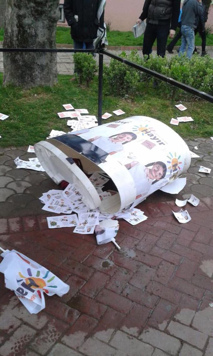 Hendek'te CHP standına saldırı